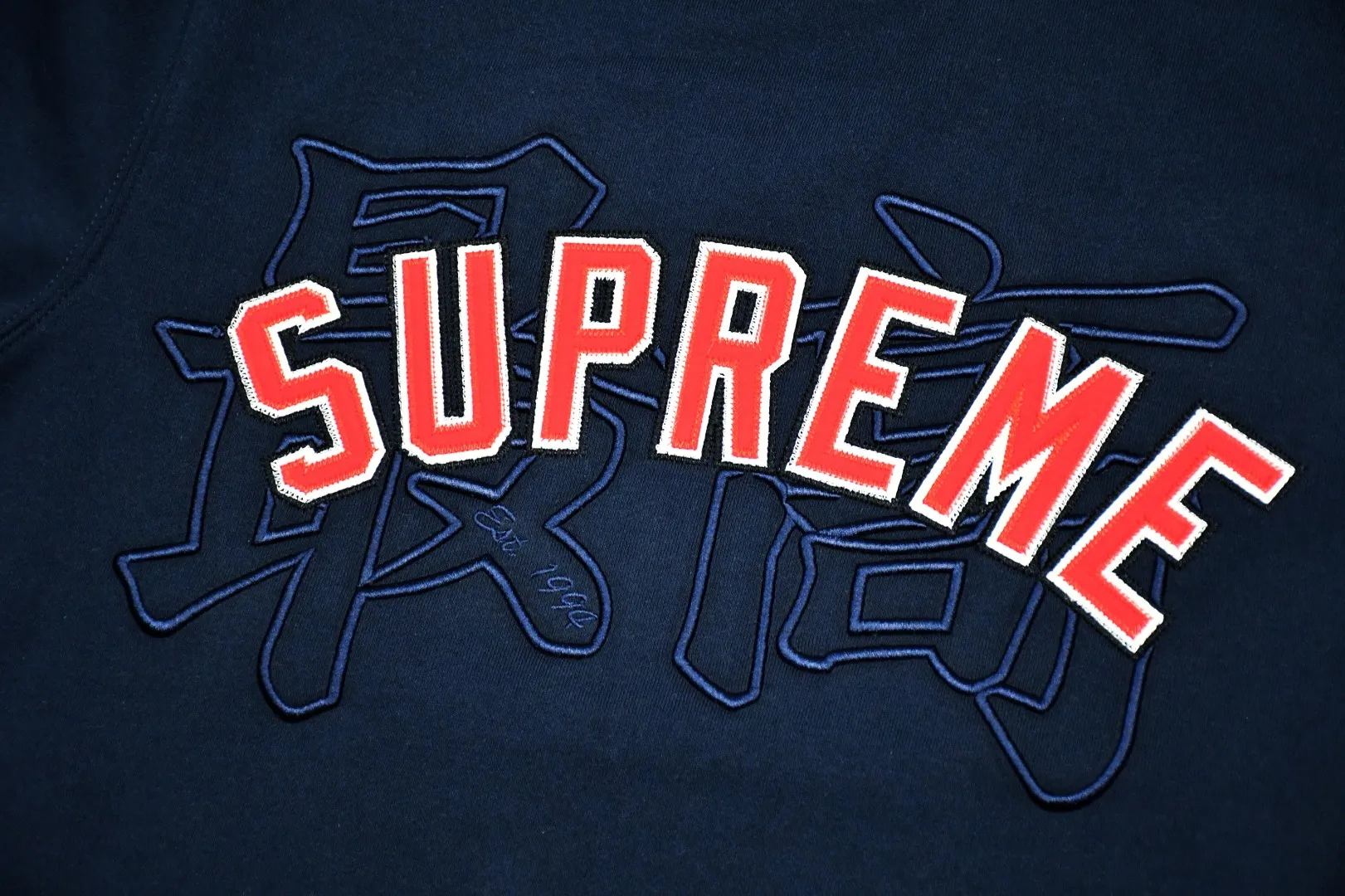 S462💰p290 Top version Supreme 20SS Kanji Logo Crewneck Supreme embroidered fleece crewneck sweatshirt. For those of us who focus on top Supreme, this sweatshirt is naturally available. ZP purchase and pattern making operation 1. Fabric: ZP testing, custom weaving and dyeing, pure cotton 460G plus velvet main fabric, horizontal cutting, side stitching 520G 2X2 thread 2. Embroidery: embroidery equipment Behringer BEKS-Y924 machine is used (a level higher than Tajima embroidery machine). The thickness, saturation and size of the embroidery are all consistent. 3. Sewing process: Four-needle and six-thread boneless splicing technology is used in twelve places on the whole garment. Processed by a senior foreign trade factory (cannot be done by ordinary factories) 4. Hem and cuffs: all use 520G non-elastic threads (low-end goods use elastic threads, causing the hem and cuffs to appear wavy) 5. Customized ZP main label/wash water label/tag/packaging bag (equipped with extra large thickened handbag) Size: S~XL