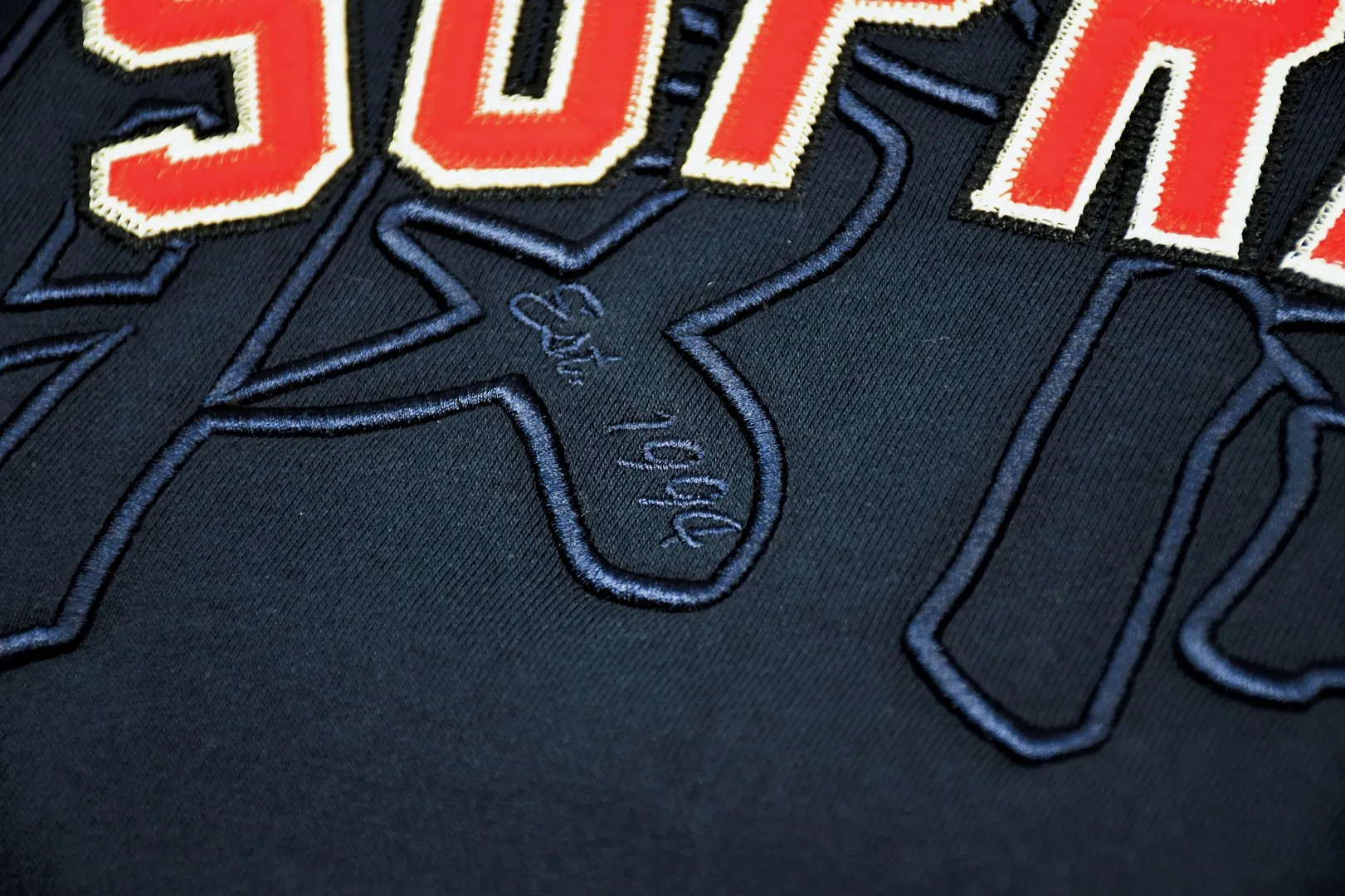 S462💰p290 Top version Supreme 20SS Kanji Logo Crewneck Supreme embroidered fleece crewneck sweatshirt. For those of us who focus on top Supreme, this sweatshirt is naturally available. ZP purchase and pattern making operation 1. Fabric: ZP testing, custom weaving and dyeing, pure cotton 460G plus velvet main fabric, horizontal cutting, side stitching 520G 2X2 thread 2. Embroidery: embroidery equipment Behringer BEKS-Y924 machine is used (a level higher than Tajima embroidery machine). The thickness, saturation and size of the embroidery are all consistent. 3. Sewing process: Four-needle and six-thread boneless splicing technology is used in twelve places on the whole garment. Processed by a senior foreign trade factory (cannot be done by ordinary factories) 4. Hem and cuffs: all use 520G non-elastic threads (low-end goods use elastic threads, causing the hem and cuffs to appear wavy) 5. Customized ZP main label/wash water label/tag/packaging bag (equipped with extra large thickened handbag) Size: S~XL