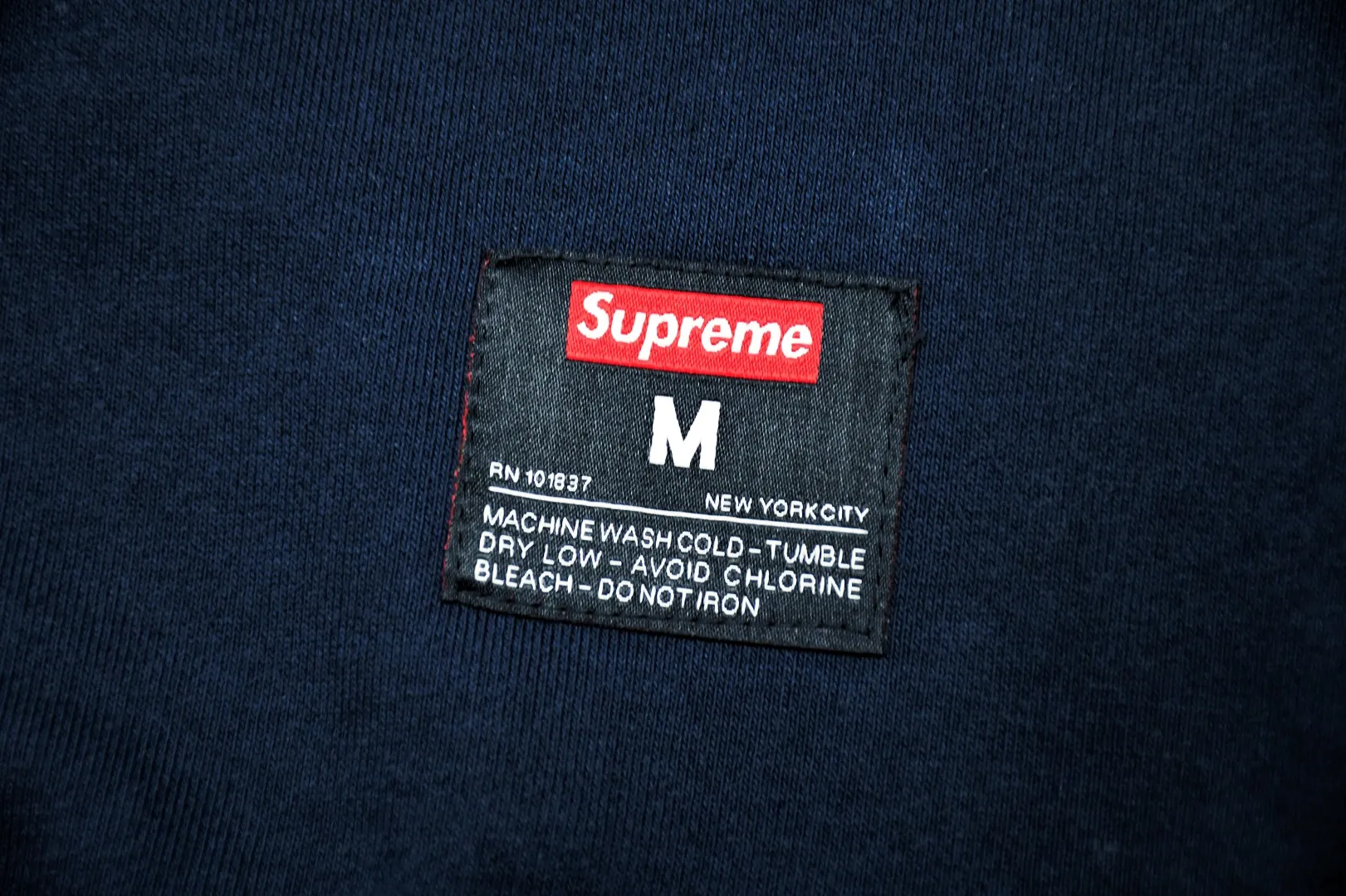 S462💰p290 Top version Supreme 20SS Kanji Logo Crewneck Supreme embroidered fleece crewneck sweatshirt. For those of us who focus on top Supreme, this sweatshirt is naturally available. ZP purchase and pattern making operation 1. Fabric: ZP testing, custom weaving and dyeing, pure cotton 460G plus velvet main fabric, horizontal cutting, side stitching 520G 2X2 thread 2. Embroidery: embroidery equipment Behringer BEKS-Y924 machine is used (a level higher than Tajima embroidery machine). The thickness, saturation and size of the embroidery are all consistent. 3. Sewing process: Four-needle and six-thread boneless splicing technology is used in twelve places on the whole garment. Processed by a senior foreign trade factory (cannot be done by ordinary factories) 4. Hem and cuffs: all use 520G non-elastic threads (low-end goods use elastic threads, causing the hem and cuffs to appear wavy) 5. Customized ZP main label/wash water label/tag/packaging bag (equipped with extra large thickened handbag) Size: S~XL