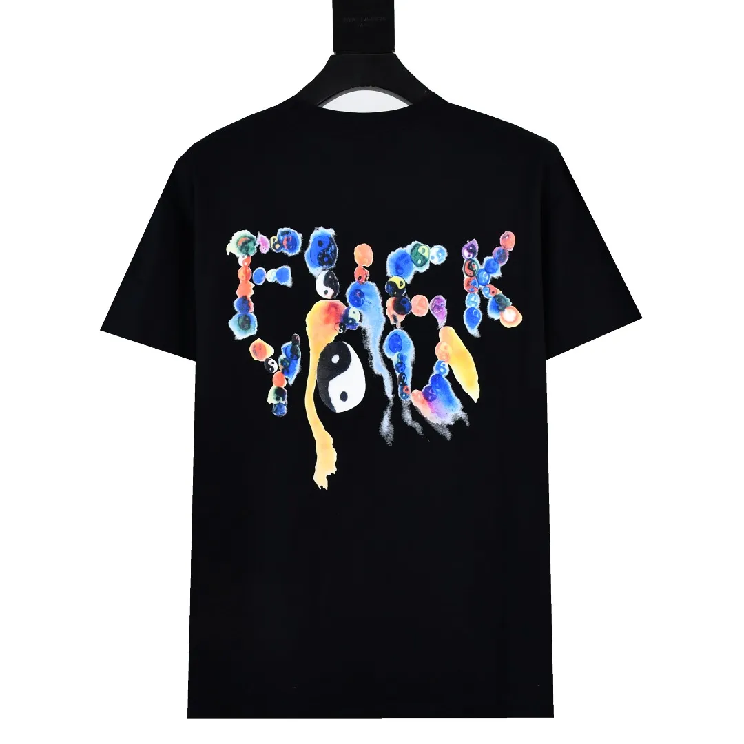S346💰p140 Top version Supreme 23FW YIN YANG TEE Yin Yang Tai Chi printed short-sleeved T-shirt. Refuse to look at pictures to make products. Refuse to compare with wrong versions. Use cylinder seamless technology (original technology, there are no stitched bones on the side of the clothes, key points of identification) The fabrics are all custom-woven and dyed, 280g weight, 100% cotton, cylindrical fabric. Cylindrical fabric is a knitted fabric woven with a cylinder loom. The needles are distributed in a cylindrical shape on the fuselage. The gray fabric is a large cylinder, which needs to be opened and shaped before it can be used further. There are no slits on the side of the clothes, so there is no washing label on the side of ordinary short-sleeves. There is only one collar label behind the neck. The printing uses thermosetting ink printing imported from Belgium (different from conventional heat transfer printing), also known as plastic ink, or self-adhesive ink. Its ingredients are: mainly composed of polyvinyl chloride (PVC) and phthalates. PVC and phthalates, solid color The thermosetting ink is composed of a mixture of agents, stabilizers, and thickeners. It is not the digital direct printing marketed on the market. The printing texture of thermosetting ink cannot be achieved by digital direct printing. The collar label has a watermark anti-counterfeiting effect, a real anti-counterfeiting layer, a version with a high probability of passing the inspection, and the original packaging picture has a high probability of passing the test. Size：S-XL