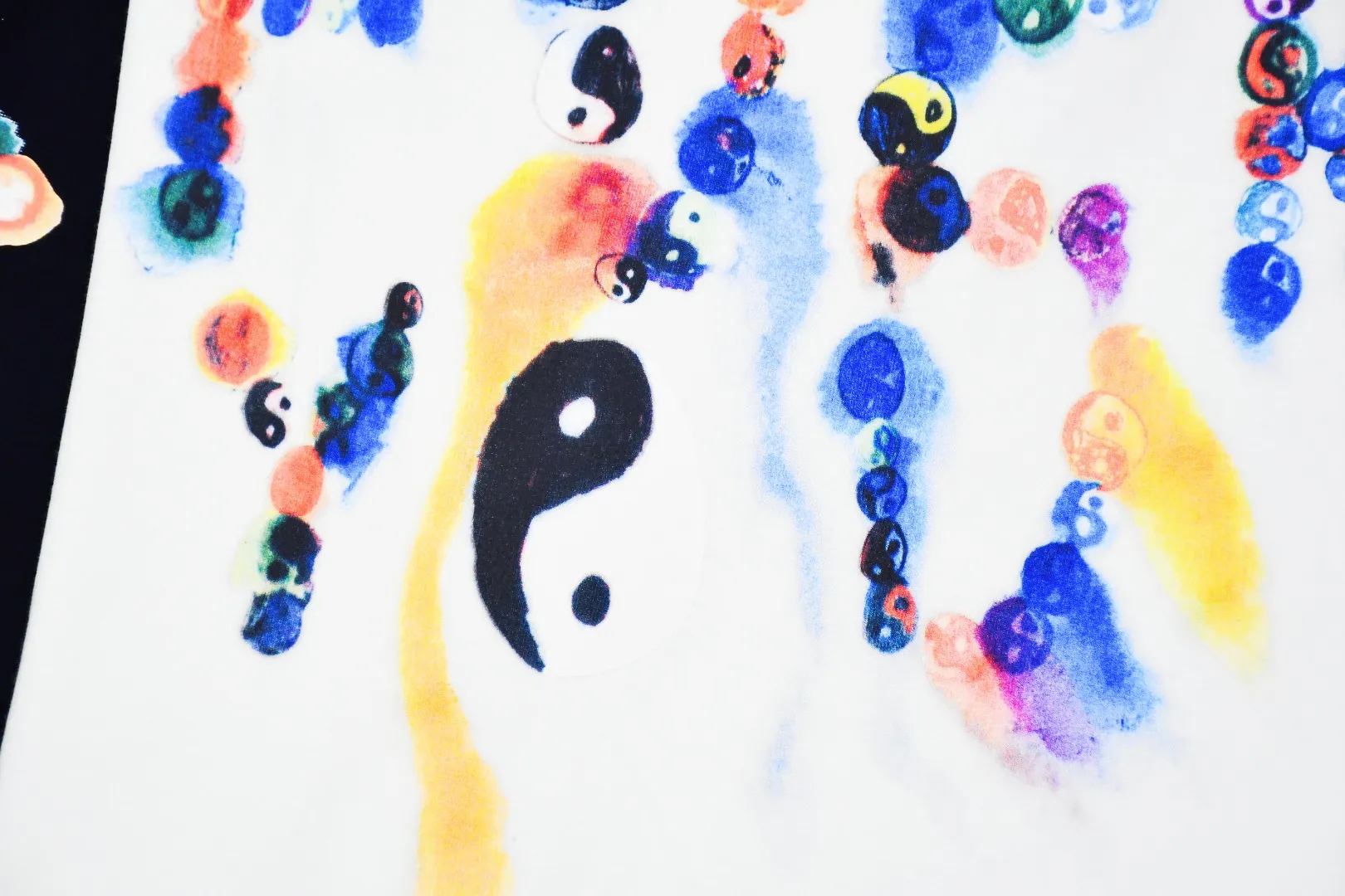 S346💰p140 Top version Supreme 23FW YIN YANG TEE Yin Yang Tai Chi printed short-sleeved T-shirt. Refuse to look at pictures to make products. Refuse to compare with wrong versions. Use cylinder seamless technology (original technology, there are no stitched bones on the side of the clothes, key points of identification) The fabrics are all custom-woven and dyed, 280g weight, 100% cotton, cylindrical fabric. Cylindrical fabric is a knitted fabric woven with a cylinder loom. The needles are distributed in a cylindrical shape on the fuselage. The gray fabric is a large cylinder, which needs to be opened and shaped before it can be used further. There are no slits on the side of the clothes, so there is no washing label on the side of ordinary short-sleeves. There is only one collar label behind the neck. The printing uses thermosetting ink printing imported from Belgium (different from conventional heat transfer printing), also known as plastic ink, or self-adhesive ink. Its ingredients are: mainly composed of polyvinyl chloride (PVC) and phthalates. PVC and phthalates, solid color The thermosetting ink is composed of a mixture of agents, stabilizers, and thickeners. It is not the digital direct printing marketed on the market. The printing texture of thermosetting ink cannot be achieved by digital direct printing. The collar label has a watermark anti-counterfeiting effect, a real anti-counterfeiting layer, a version with a high probability of passing the inspection, and the original packaging picture has a high probability of passing the test. Size：S-XL