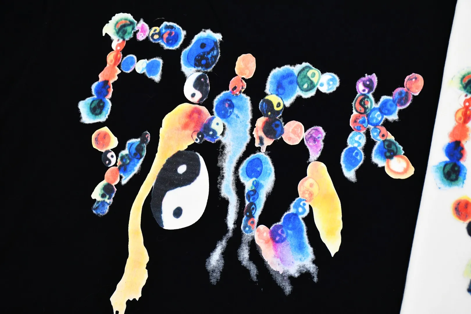S346💰p140 Top version Supreme 23FW YIN YANG TEE Yin Yang Tai Chi printed short-sleeved T-shirt. Refuse to look at pictures to make products. Refuse to compare with wrong versions. Use cylinder seamless technology (original technology, there are no stitched bones on the side of the clothes, key points of identification) The fabrics are all custom-woven and dyed, 280g weight, 100% cotton, cylindrical fabric. Cylindrical fabric is a knitted fabric woven with a cylinder loom. The needles are distributed in a cylindrical shape on the fuselage. The gray fabric is a large cylinder, which needs to be opened and shaped before it can be used further. There are no slits on the side of the clothes, so there is no washing label on the side of ordinary short-sleeves. There is only one collar label behind the neck. The printing uses thermosetting ink printing imported from Belgium (different from conventional heat transfer printing), also known as plastic ink, or self-adhesive ink. Its ingredients are: mainly composed of polyvinyl chloride (PVC) and phthalates. PVC and phthalates, solid color The thermosetting ink is composed of a mixture of agents, stabilizers, and thickeners. It is not the digital direct printing marketed on the market. The printing texture of thermosetting ink cannot be achieved by digital direct printing. The collar label has a watermark anti-counterfeiting effect, a real anti-counterfeiting layer, a version with a high probability of passing the inspection, and the original packaging picture has a high probability of passing the test. Size：S-XL