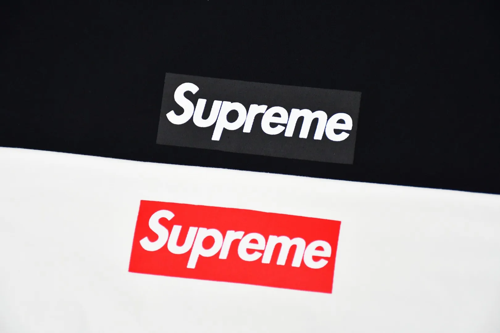 S476💰p166 Top version Supreme FW20 Week 7 Box Logo L/S Tee Classic round neck long-sleeved T-shirt 1. The fabrics are all custom-woven and dyed 280g weight 100% cotton cylindrical cloth Cylindrical fabric is a knitted fabric woven by a cylinder loom. The needles are distributed in a cylindrical shape on the fuselage. The gray fabric is a large cylinder, which needs to be opened and shaped before it can be used further. That is, there are no slits on the sides of the clothes, so there are no wash labels on the sides of ordinary short-sleeves. There is only a collar label behind the neck. 2. Printing uses bright thermoset inks imported from Belgium, and Cunard's fully automatic elliptical heating integrated printing machine , the white paste base is passed through 4 layers of color screen printing with digital direct printing, and the integrated edge of the printing has no jagged edges. 3. The collar label has a watermark anti-counterfeiting effect and a real anti-counterfeiting layer. The version has a high probability of passing. The original packaging picture has a high probability of passing. 4. Comes with an original handbag. 5. All details are synchronized with ZP, which is an instant hit on the market. Color: black and white. Size: S-XL.