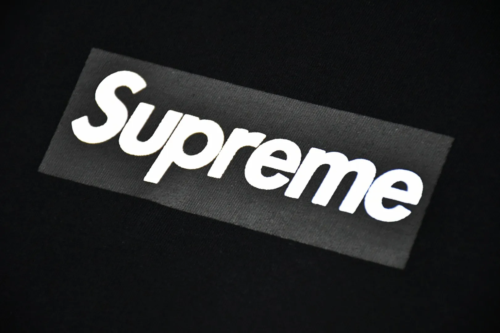 S476💰p166 Top version Supreme FW20 Week 7 Box Logo L/S Tee Classic round neck long-sleeved T-shirt 1. The fabrics are all custom-woven and dyed 280g weight 100% cotton cylindrical cloth Cylindrical fabric is a knitted fabric woven by a cylinder loom. The needles are distributed in a cylindrical shape on the fuselage. The gray fabric is a large cylinder, which needs to be opened and shaped before it can be used further. That is, there are no slits on the sides of the clothes, so there are no wash labels on the sides of ordinary short-sleeves. There is only a collar label behind the neck. 2. Printing uses bright thermoset inks imported from Belgium, and Cunard's fully automatic elliptical heating integrated printing machine , the white paste base is passed through 4 layers of color screen printing with digital direct printing, and the integrated edge of the printing has no jagged edges. 3. The collar label has a watermark anti-counterfeiting effect and a real anti-counterfeiting layer. The version has a high probability of passing. The original packaging picture has a high probability of passing. 4. Comes with an original handbag. 5. All details are synchronized with ZP, which is an instant hit on the market. Color: black and white. Size: S-XL.