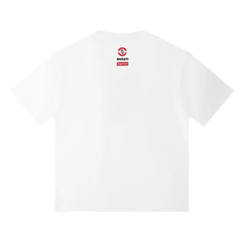 S135 P110💰 Supreme Ducati co-branded motorcycle letter print American high street loose round neck short-sleeved summer T-shirt for men and women. Loose fit. Made of 260 grams of combed cotton double yarn. All three standards are complete from fabrics to accessories. ZP. Imported Matsui company slurry printing will never crack. The whole piece adopts three-needle five-thread process. The neckline-shoulder seam-sleeve seam is double-lined, which looks more three-dimensional and textured.) The same process as the original version, classic version Feel free to compare zp. The whole piece adopts three-needle five-thread craftsmanship. The neckline-shoulder seam-sleeve seam is double-threaded, which looks more three-dimensional and textured.) It has the same craftsmanship as the original original, classic version. Color: Black White Size: S M L XL XXL