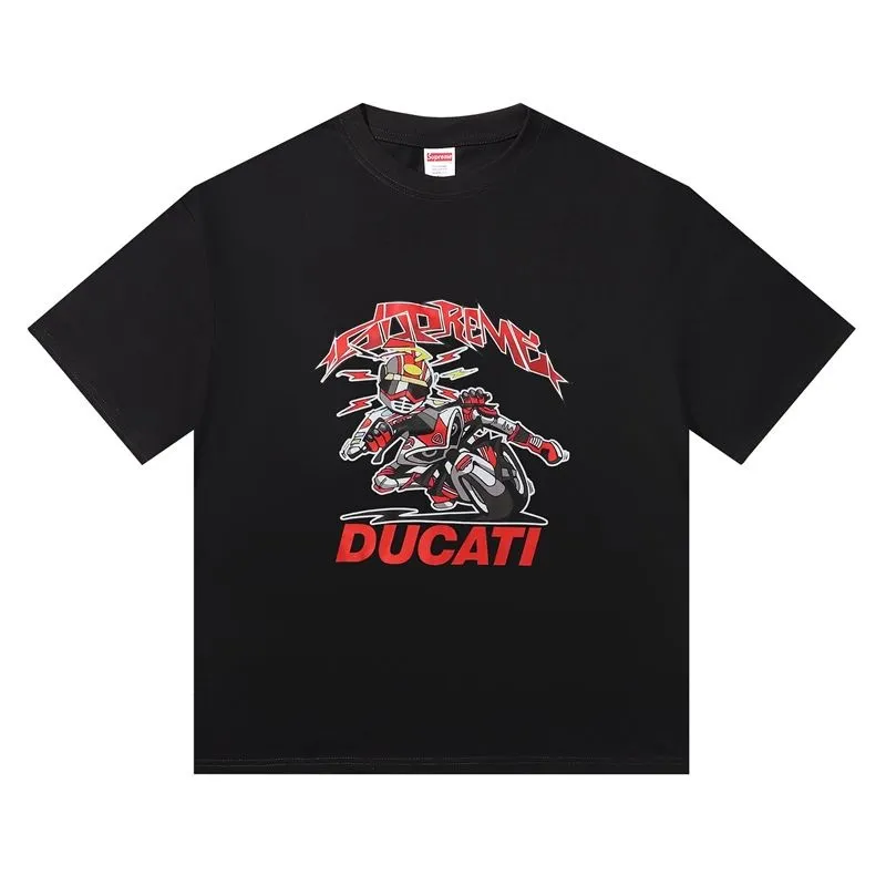 S135 P110💰 Supreme Ducati co-branded motorcycle letter print American high street loose round neck short-sleeved summer T-shirt for men and women. Loose fit. Made of 260 grams of combed cotton double yarn. All three standards are complete from fabrics to accessories. ZP. Imported Matsui company slurry printing will never crack. The whole piece adopts three-needle five-thread process. The neckline-shoulder seam-sleeve seam is double-lined, which looks more three-dimensional and textured.) The same process as the original version, classic version Feel free to compare zp. The whole piece adopts three-needle five-thread craftsmanship. The neckline-shoulder seam-sleeve seam is double-threaded, which looks more three-dimensional and textured.) It has the same craftsmanship as the original original, classic version. Color: Black White Size: S M L XL XXL