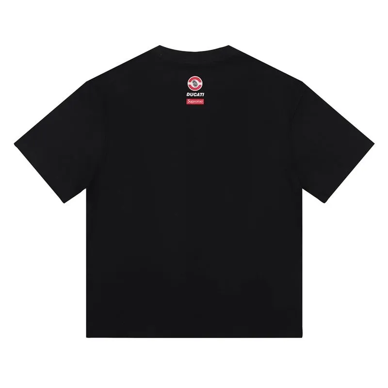 S135 P110💰 Supreme Ducati co-branded motorcycle letter print American high street loose round neck short-sleeved summer T-shirt for men and women. Loose fit. Made of 260 grams of combed cotton double yarn. All three standards are complete from fabrics to accessories. ZP. Imported Matsui company slurry printing will never crack. The whole piece adopts three-needle five-thread process. The neckline-shoulder seam-sleeve seam is double-lined, which looks more three-dimensional and textured.) The same process as the original version, classic version Feel free to compare zp. The whole piece adopts three-needle five-thread craftsmanship. The neckline-shoulder seam-sleeve seam is double-threaded, which looks more three-dimensional and textured.) It has the same craftsmanship as the original original, classic version. Color: Black White Size: S M L XL XXL