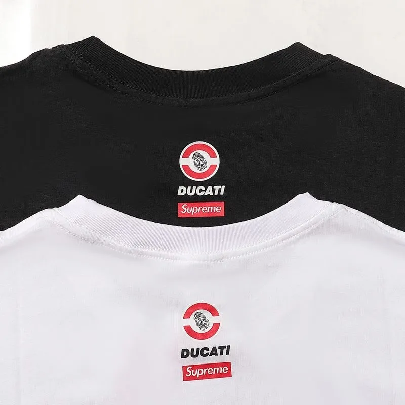 S135 P110💰 Supreme Ducati co-branded motorcycle letter print American high street loose round neck short-sleeved summer T-shirt for men and women. Loose fit. Made of 260 grams of combed cotton double yarn. All three standards are complete from fabrics to accessories. ZP. Imported Matsui company slurry printing will never crack. The whole piece adopts three-needle five-thread process. The neckline-shoulder seam-sleeve seam is double-lined, which looks more three-dimensional and textured.) The same process as the original version, classic version Feel free to compare zp. The whole piece adopts three-needle five-thread craftsmanship. The neckline-shoulder seam-sleeve seam is double-threaded, which looks more three-dimensional and textured.) It has the same craftsmanship as the original original, classic version. Color: Black White Size: S M L XL XXL
