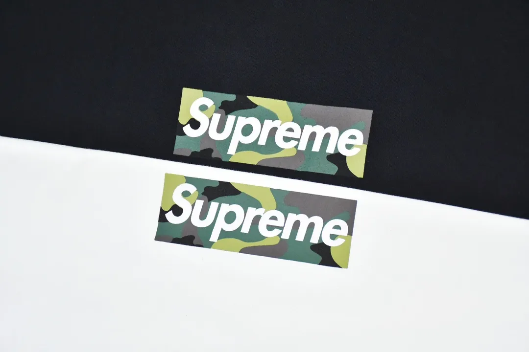 #S67 P110💰 Supreme FW23 Autumn and Winter Series Solid Color Short Sleeves with Logo on the Chest Other T-shirts The same styles for men and women are made of 260g combed cotton double yarn. From fabrics to accessories, all three standards are complete and ZP is imported. The slurry printing from Matsui Company will never crack. The whole piece is made of three-needle five-thread technology. The neckline-shoulder seam-sleeve seam is double-lined, which looks more three-dimensional and textured. The same process as the original version, classic version Feel free to compare zp. The whole piece is made using three-needle five-thread craftsmanship. The neckline-shoulder seam-sleeve seam is double-threaded, which looks more three-dimensional and textured.) It has the same craftsmanship as the original original, classic version. Color: black and white. Size: S M L XL XXL.