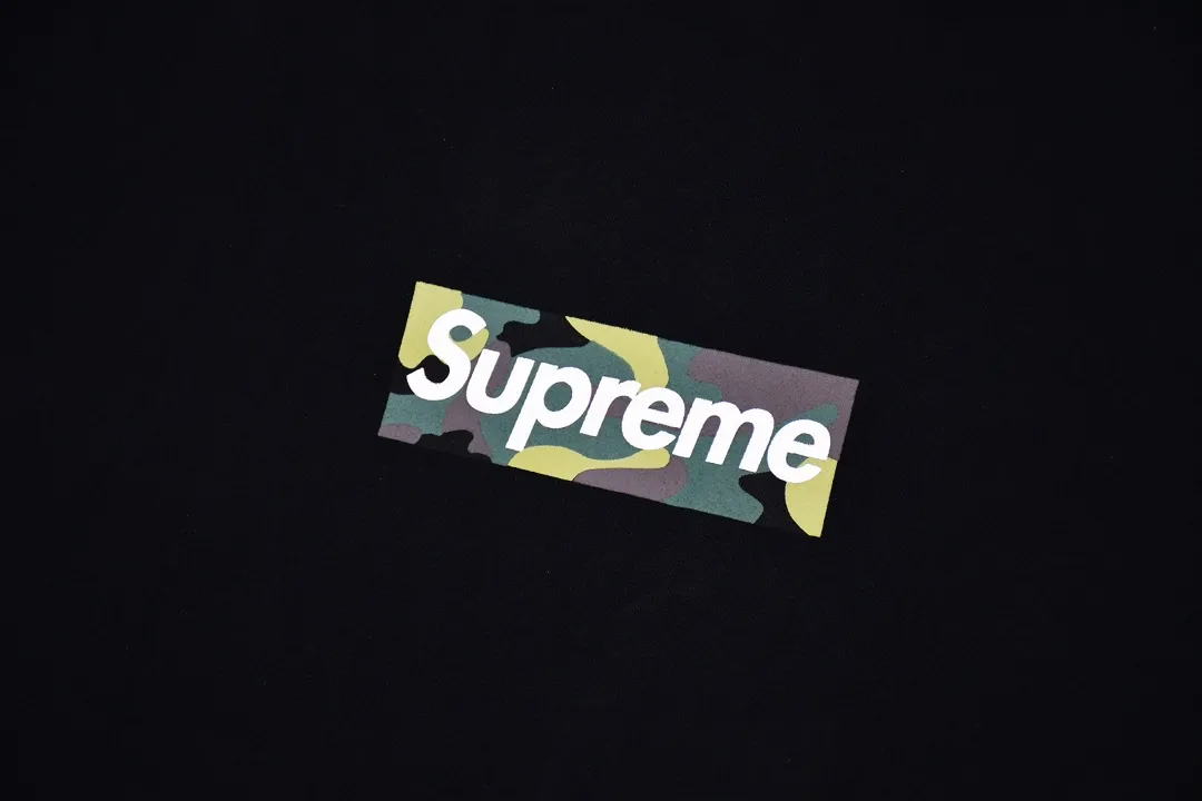 #S67 P110💰 Supreme FW23 Autumn and Winter Series Solid Color Short Sleeves with Logo on the Chest Other T-shirts The same styles for men and women are made of 260g combed cotton double yarn. From fabrics to accessories, all three standards are complete and ZP is imported. The slurry printing from Matsui Company will never crack. The whole piece is made of three-needle five-thread technology. The neckline-shoulder seam-sleeve seam is double-lined, which looks more three-dimensional and textured. The same process as the original version, classic version Feel free to compare zp. The whole piece is made using three-needle five-thread craftsmanship. The neckline-shoulder seam-sleeve seam is double-threaded, which looks more three-dimensional and textured.) It has the same craftsmanship as the original original, classic version. Color: black and white. Size: S M L XL XXL.
