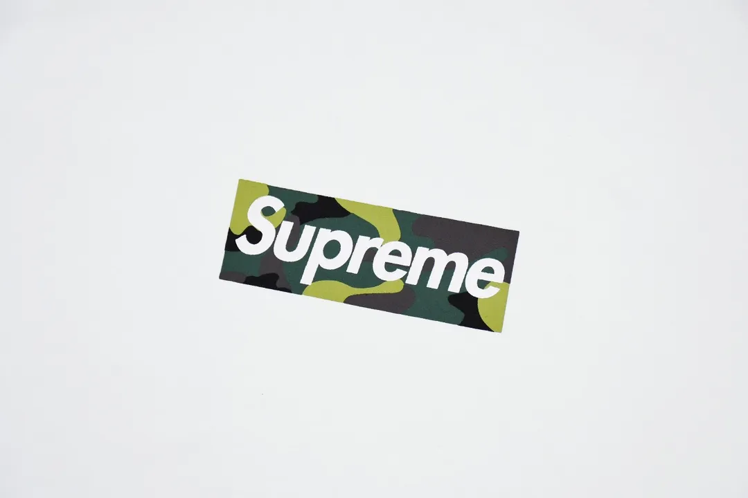 #S67 P110💰 Supreme FW23 Autumn and Winter Series Solid Color Short Sleeves with Logo on the Chest Other T-shirts The same styles for men and women are made of 260g combed cotton double yarn. From fabrics to accessories, all three standards are complete and ZP is imported. The slurry printing from Matsui Company will never crack. The whole piece is made of three-needle five-thread technology. The neckline-shoulder seam-sleeve seam is double-lined, which looks more three-dimensional and textured. The same process as the original version, classic version Feel free to compare zp. The whole piece is made using three-needle five-thread craftsmanship. The neckline-shoulder seam-sleeve seam is double-threaded, which looks more three-dimensional and textured.) It has the same craftsmanship as the original original, classic version. Color: black and white. Size: S M L XL XXL.
