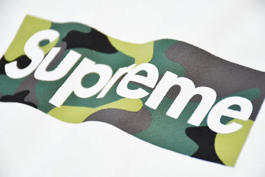 #S67 P110💰 Supreme FW23 Autumn and Winter Series Solid Color Short Sleeves with Logo on the Chest Other T-shirts The same styles for men and women are made of 260g combed cotton double yarn. From fabrics to accessories, all three standards are complete and ZP is imported. The slurry printing from Matsui Company will never crack. The whole piece is made of three-needle five-thread technology. The neckline-shoulder seam-sleeve seam is double-lined, which looks more three-dimensional and textured. The same process as the original version, classic version Feel free to compare zp. The whole piece is made using three-needle five-thread craftsmanship. The neckline-shoulder seam-sleeve seam is double-threaded, which looks more three-dimensional and textured.) It has the same craftsmanship as the original original, classic version. Color: black and white. Size: S M L XL XXL.