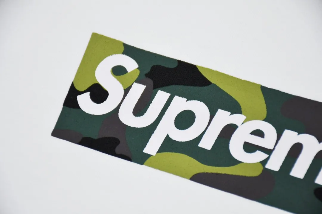 #S67 P110💰 Supreme FW23 Autumn and Winter Series Solid Color Short Sleeves with Logo on the Chest Other T-shirts The same styles for men and women are made of 260g combed cotton double yarn. From fabrics to accessories, all three standards are complete and ZP is imported. The slurry printing from Matsui Company will never crack. The whole piece is made of three-needle five-thread technology. The neckline-shoulder seam-sleeve seam is double-lined, which looks more three-dimensional and textured. The same process as the original version, classic version Feel free to compare zp. The whole piece is made using three-needle five-thread craftsmanship. The neckline-shoulder seam-sleeve seam is double-threaded, which looks more three-dimensional and textured.) It has the same craftsmanship as the original original, classic version. Color: black and white. Size: S M L XL XXL.