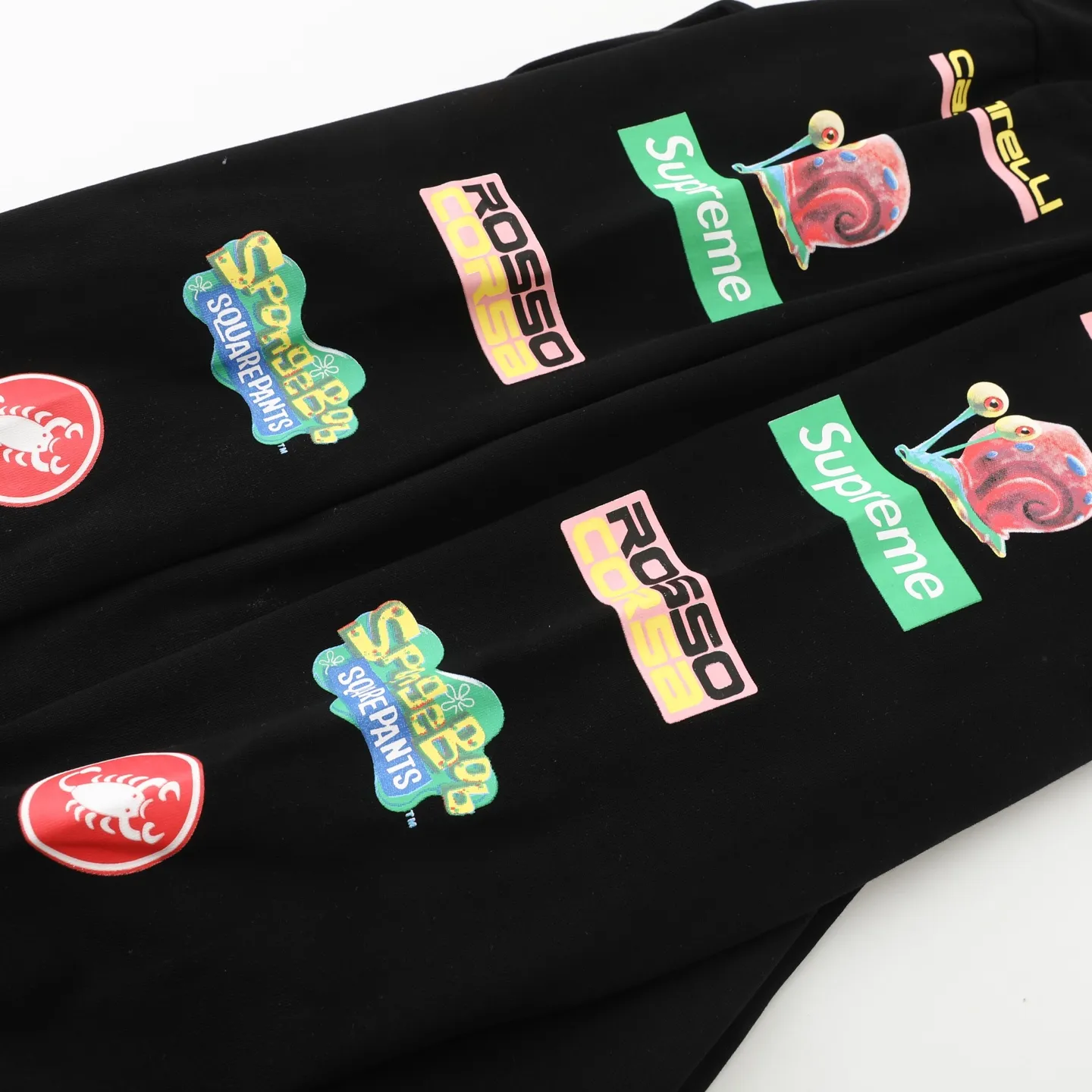 🅿️280 S293 Supreme x SPONGEBOB SQUAREPANTS Spongebob x CASTELLI joint model SS25 WEEK11 Racing L/S Tee Spongebob funny printed pattern round neck long-sleeved T-shirt Unisex 260g pure cotton material Super cute large print Very popular color Color: black white Size: S M L XL (175 140 wear M) Length: 69 71 73 76 Bust: 114 118 122 126 Sleeve length: 62 63 64 65