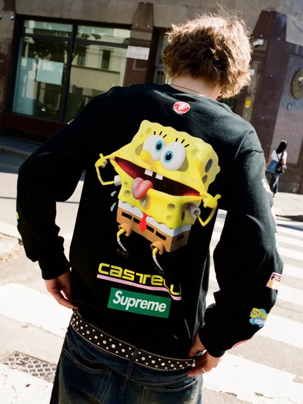 🅿️280 S293 Supreme x SPONGEBOB SQUAREPANTS Spongebob x CASTELLI joint model SS25 WEEK11 Racing L/S Tee Spongebob funny printed pattern round neck long-sleeved T-shirt Unisex 260g pure cotton material Super cute large print Very popular color Color: black white Size: S M L XL (175 140 wear M) Length: 69 71 73 76 Bust: 114 118 122 126 Sleeve length: 62 63 64 65