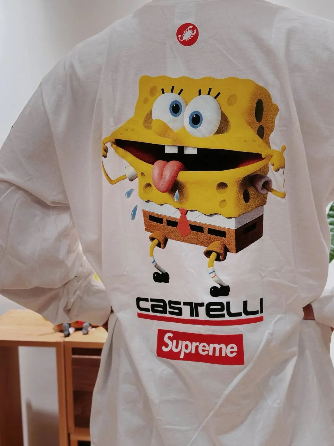 🅿️280 S293 Supreme x SPONGEBOB SQUAREPANTS Spongebob x CASTELLI joint model SS25 WEEK11 Racing L/S Tee Spongebob funny printed pattern round neck long-sleeved T-shirt Unisex 260g pure cotton material Super cute large print Very popular color Color: black white Size: S M L XL (175 140 wear M) Length: 69 71 73 76 Bust: 114 118 122 126 Sleeve length: 62 63 64 65