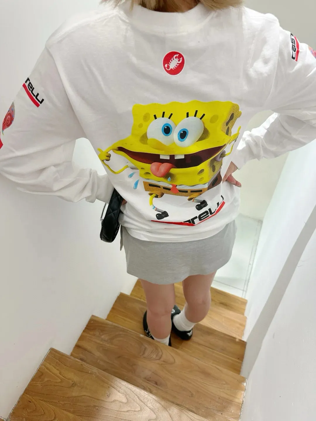 🅿️280 S293 Supreme x SPONGEBOB SQUAREPANTS Spongebob x CASTELLI joint model SS25 WEEK11 Racing L/S Tee Spongebob funny printed pattern round neck long-sleeved T-shirt Unisex 260g pure cotton material Super cute large print Very popular color Color: black white Size: S M L XL (175 140 wear M) Length: 69 71 73 76 Bust: 114 118 122 126 Sleeve length: 62 63 64 65