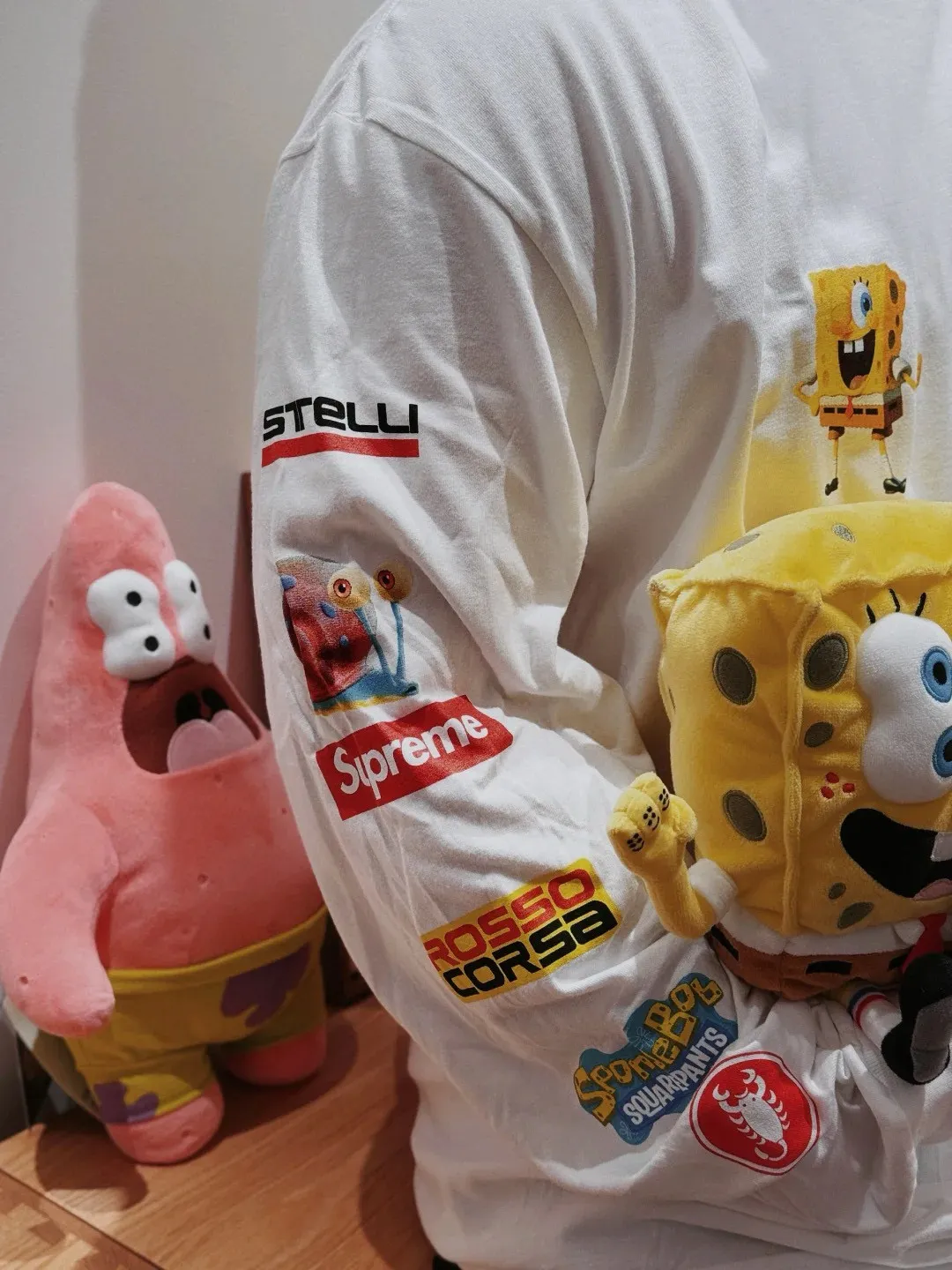 🅿️280 S293 Supreme x SPONGEBOB SQUAREPANTS Spongebob x CASTELLI joint model SS25 WEEK11 Racing L/S Tee Spongebob funny printed pattern round neck long-sleeved T-shirt Unisex 260g pure cotton material Super cute large print Very popular color Color: black white Size: S M L XL (175 140 wear M) Length: 69 71 73 76 Bust: 114 118 122 126 Sleeve length: 62 63 64 65