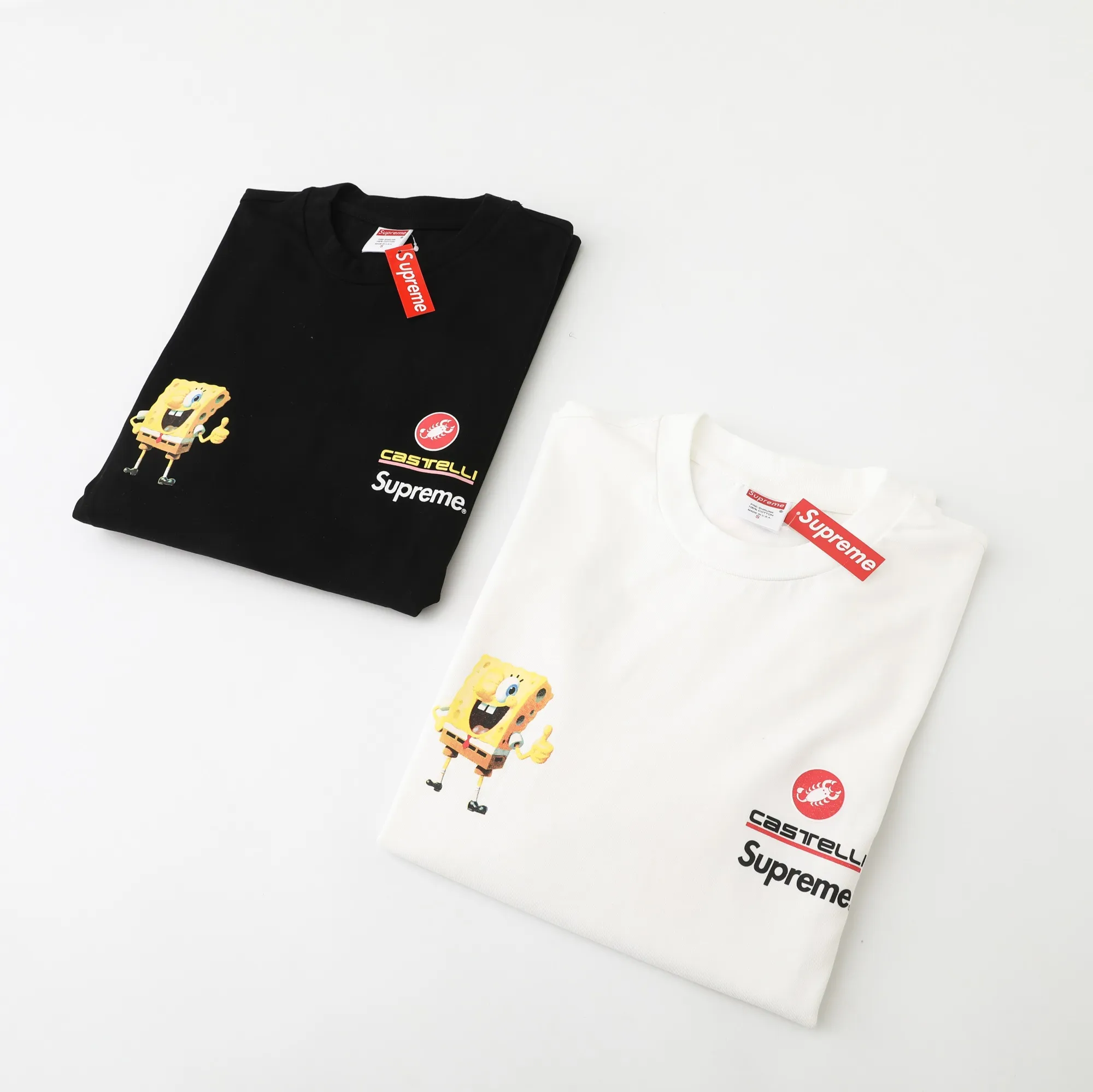 🅿️280 S293 Supreme x SPONGEBOB SQUAREPANTS Spongebob x CASTELLI joint model SS25 WEEK11 Racing L/S Tee Spongebob funny printed pattern round neck long-sleeved T-shirt Unisex 260g pure cotton material Super cute large print Very popular color Color: black white Size: S M L XL (175 140 wear M) Length: 69 71 73 76 Bust: 114 118 122 126 Sleeve length: 62 63 64 65