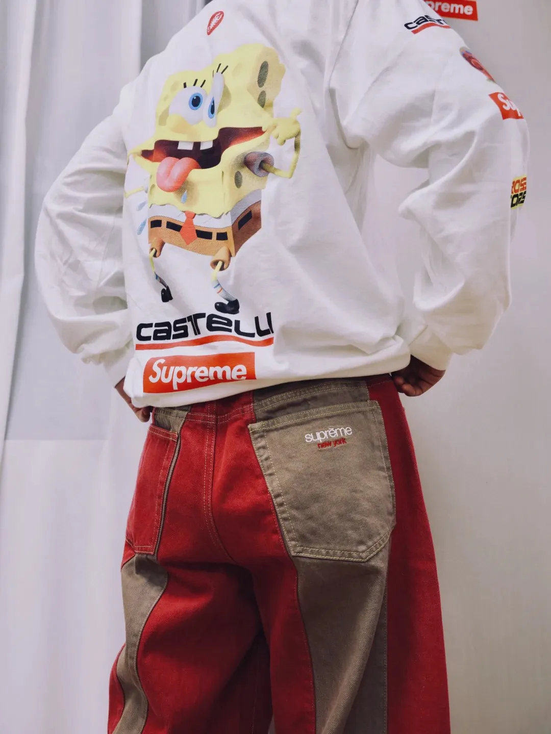 🅿️280 S293 Supreme x SPONGEBOB SQUAREPANTS Spongebob x CASTELLI joint model SS25 WEEK11 Racing L/S Tee Spongebob funny printed pattern round neck long-sleeved T-shirt Unisex 260g pure cotton material Super cute large print Very popular color Color: black white Size: S M L XL (175 140 wear M) Length: 69 71 73 76 Bust: 114 118 122 126 Sleeve length: 62 63 64 65