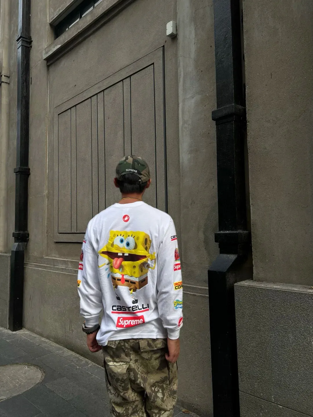 🅿️280 S293 Supreme x SPONGEBOB SQUAREPANTS Spongebob x CASTELLI joint model SS25 WEEK11 Racing L/S Tee Spongebob funny printed pattern round neck long-sleeved T-shirt Unisex 260g pure cotton material Super cute large print Very popular color Color: black white Size: S M L XL (175 140 wear M) Length: 69 71 73 76 Bust: 114 118 122 126 Sleeve length: 62 63 64 65