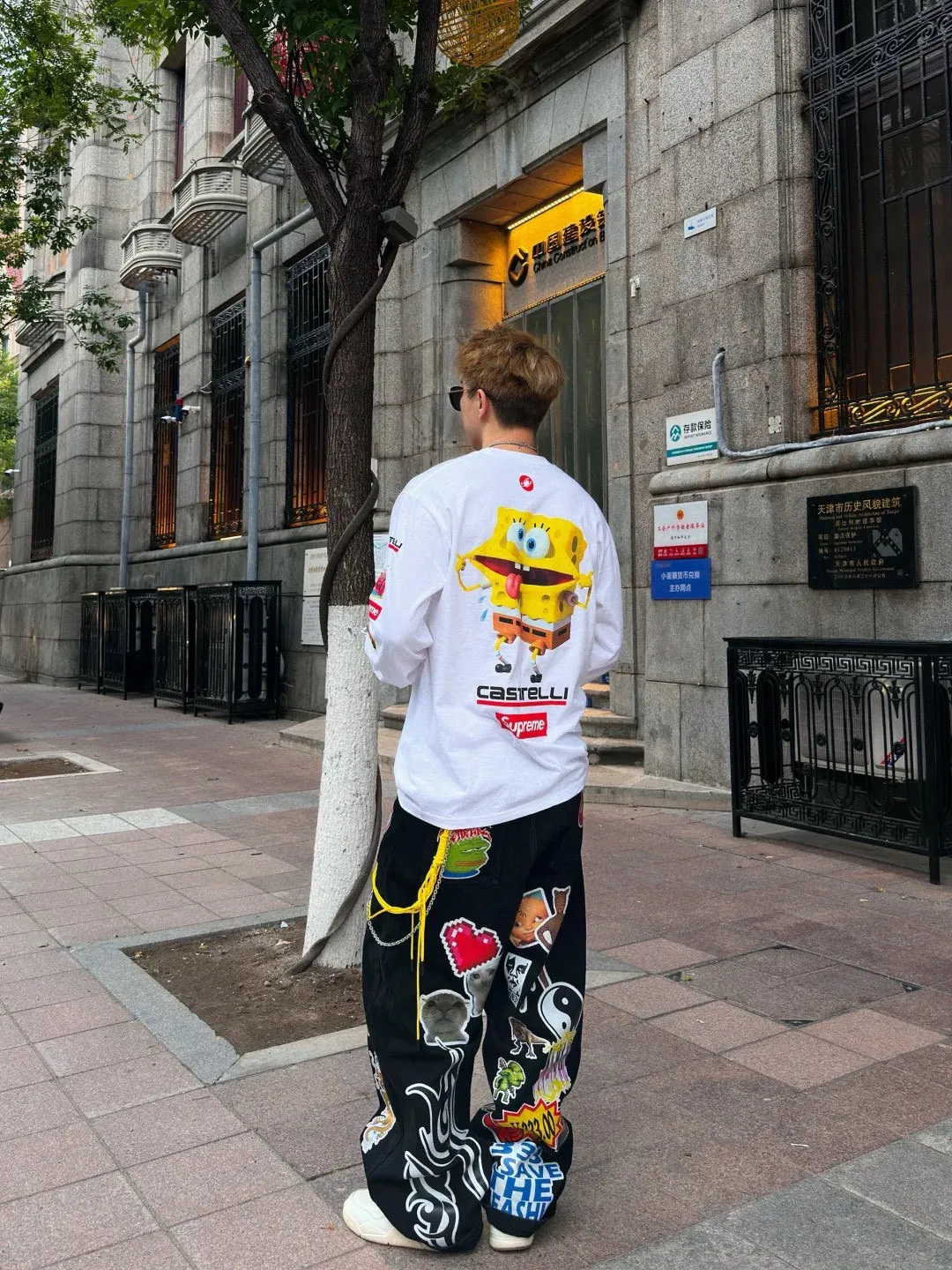 🅿️280 S293 Supreme x SPONGEBOB SQUAREPANTS Spongebob x CASTELLI joint model SS25 WEEK11 Racing L/S Tee Spongebob funny printed pattern round neck long-sleeved T-shirt Unisex 260g pure cotton material Super cute large print Very popular color Color: black white Size: S M L XL (175 140 wear M) Length: 69 71 73 76 Bust: 114 118 122 126 Sleeve length: 62 63 64 65