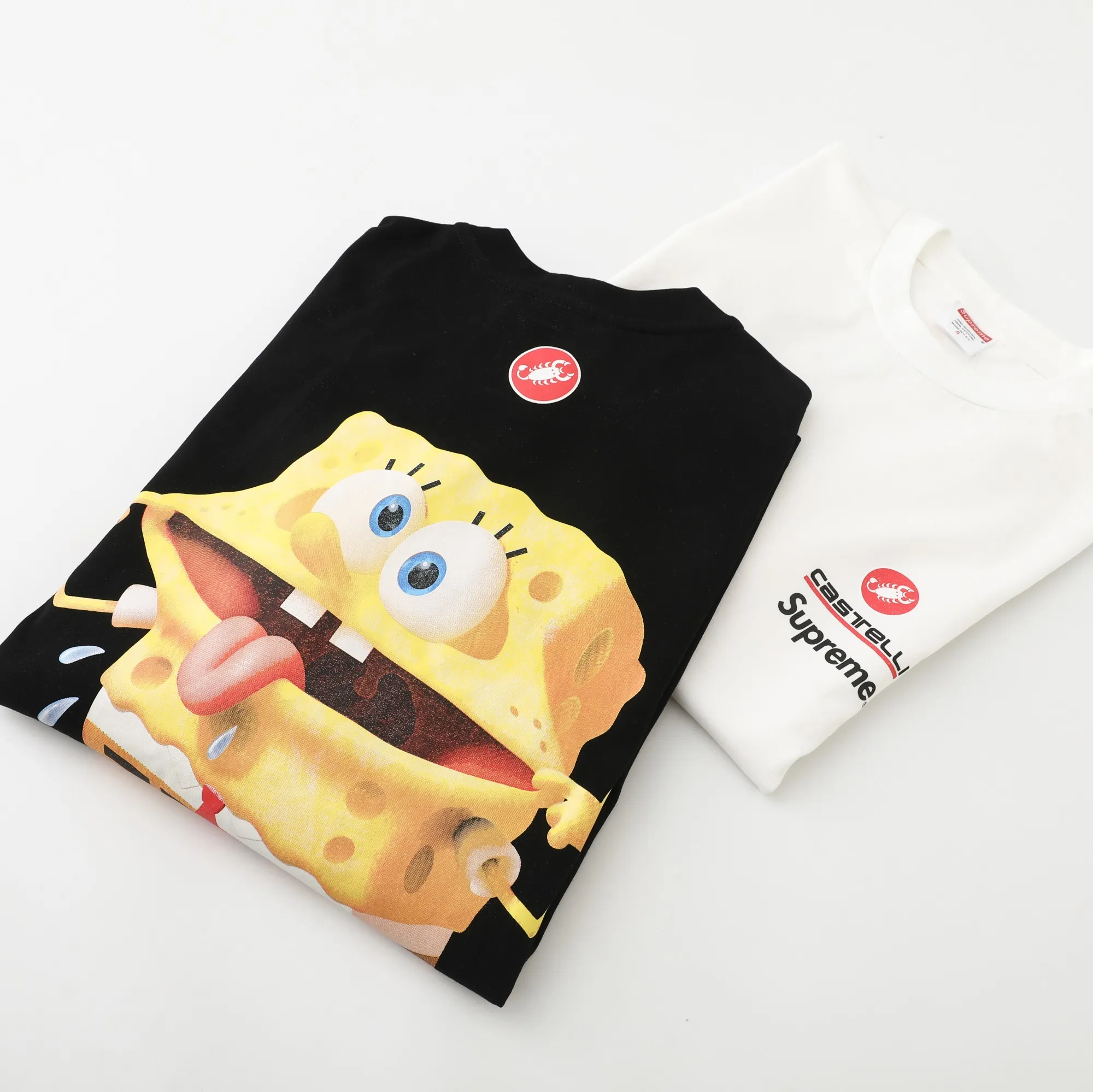 🅿️280 S293 Supreme x SPONGEBOB SQUAREPANTS Spongebob x CASTELLI joint model SS25 WEEK11 Racing L/S Tee Spongebob funny printed pattern round neck long-sleeved T-shirt Unisex 260g pure cotton material Super cute large print Very popular color Color: black white Size: S M L XL (175 140 wear M) Length: 69 71 73 76 Bust: 114 118 122 126 Sleeve length: 62 63 64 65