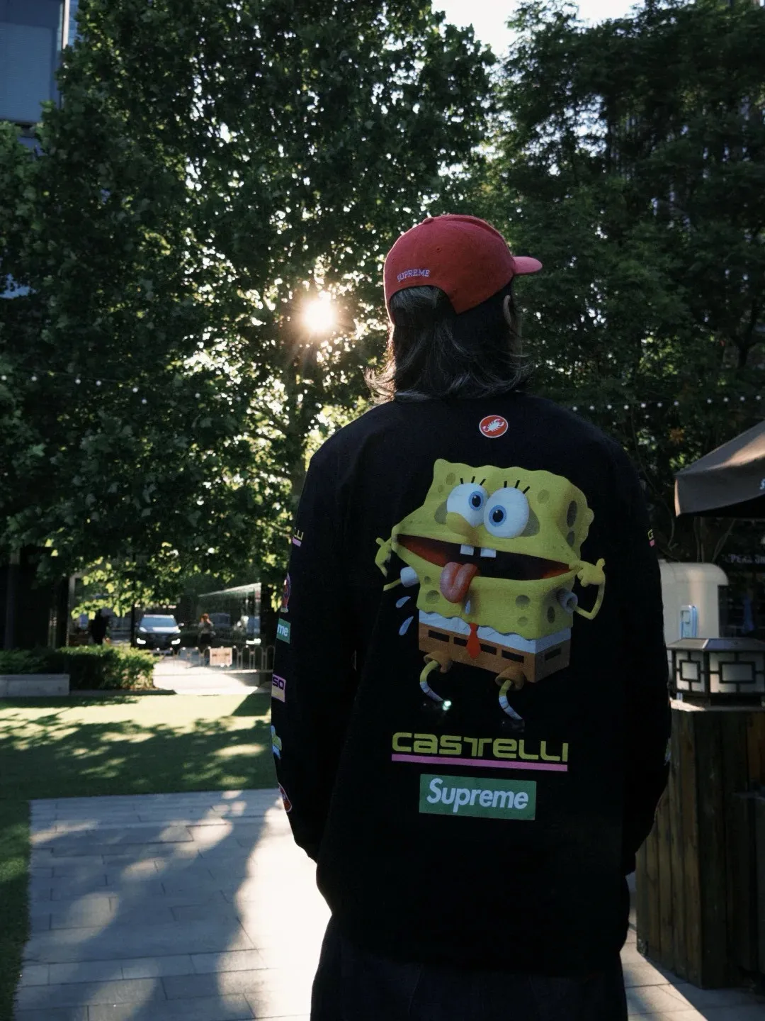 🅿️280 S293 Supreme x SPONGEBOB SQUAREPANTS Spongebob x CASTELLI joint model SS25 WEEK11 Racing L/S Tee Spongebob funny printed pattern round neck long-sleeved T-shirt Unisex 260g pure cotton material Super cute large print Very popular color Color: black white Size: S M L XL (175 140 wear M) Length: 69 71 73 76 Bust: 114 118 122 126 Sleeve length: 62 63 64 65