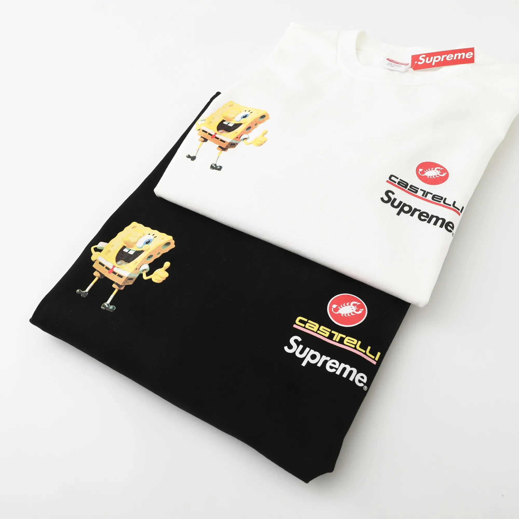🅿️280 S293 Supreme x SPONGEBOB SQUAREPANTS Spongebob x CASTELLI joint model SS25 WEEK11 Racing L/S Tee Spongebob funny printed pattern round neck long-sleeved T-shirt Unisex 260g pure cotton material Super cute large print Very popular color Color: black white Size: S M L XL (175 140 wear M) Length: 69 71 73 76 Bust: 114 118 122 126 Sleeve length: 62 63 64 65
