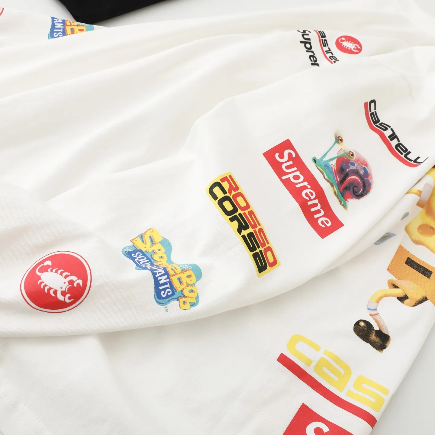 🅿️280 S293 Supreme x SPONGEBOB SQUAREPANTS Spongebob x CASTELLI joint model SS25 WEEK11 Racing L/S Tee Spongebob funny printed pattern round neck long-sleeved T-shirt Unisex 260g pure cotton material Super cute large print Very popular color Color: black white Size: S M L XL (175 140 wear M) Length: 69 71 73 76 Bust: 114 118 122 126 Sleeve length: 62 63 64 65