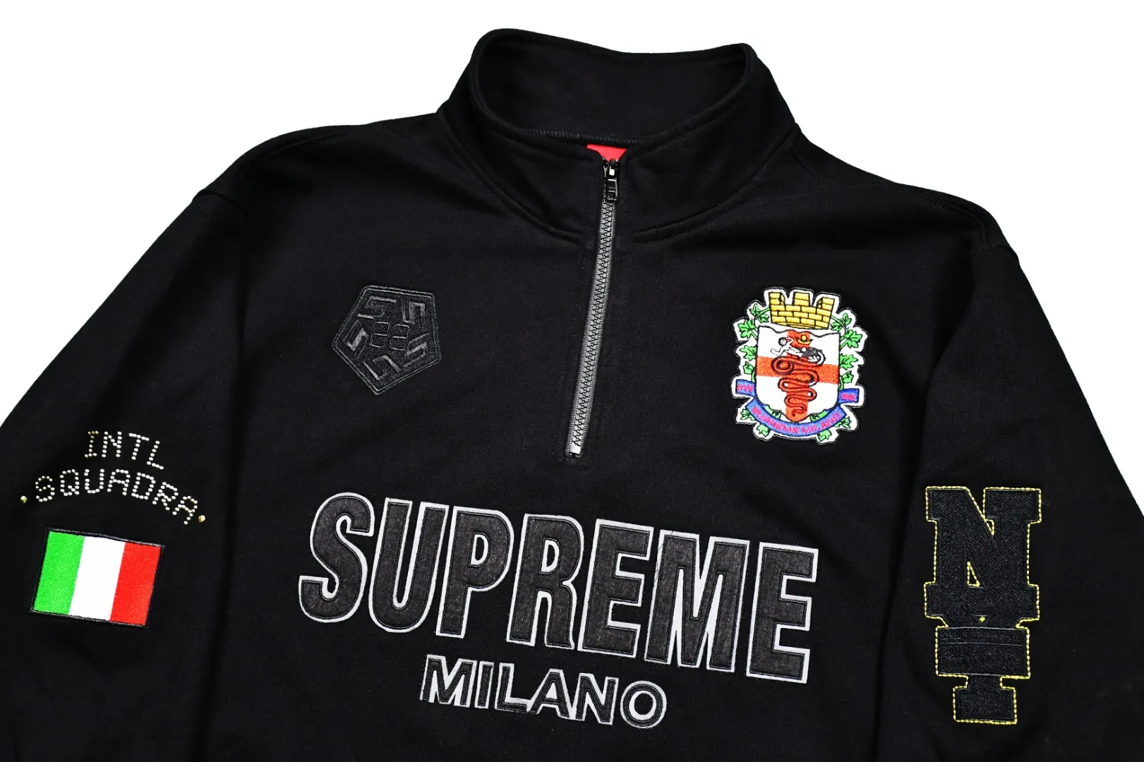 🅿️410 S225 top version Supreme 22FW Milano Half Zip Pullover AC Milan limited half zipper pullover sweatshirt. For those of us who focus on top Supreme, this sweatshirt is naturally available at ZP purchase and pattern making operation 1. Fabric: According to ZP testing, custom-woven and dyed, pure cotton 460G fleece main fabric 2. Technology: extra custom-dyed machine patch, large area embroidered letters on the front Imported Behringer embroidery machine work, exquisite and perfect presentation 3. Hem and cuffs: Customized color-blocking threads use 520G non-elastic threads (low-end products use elastic threads to cause the hem and cuffs to appear wavy) 4. Customized ZP YKK zipper/main label/wash water mark/tag/packaging bag (equipped with extra-large thickened handbag) Size: S~XL