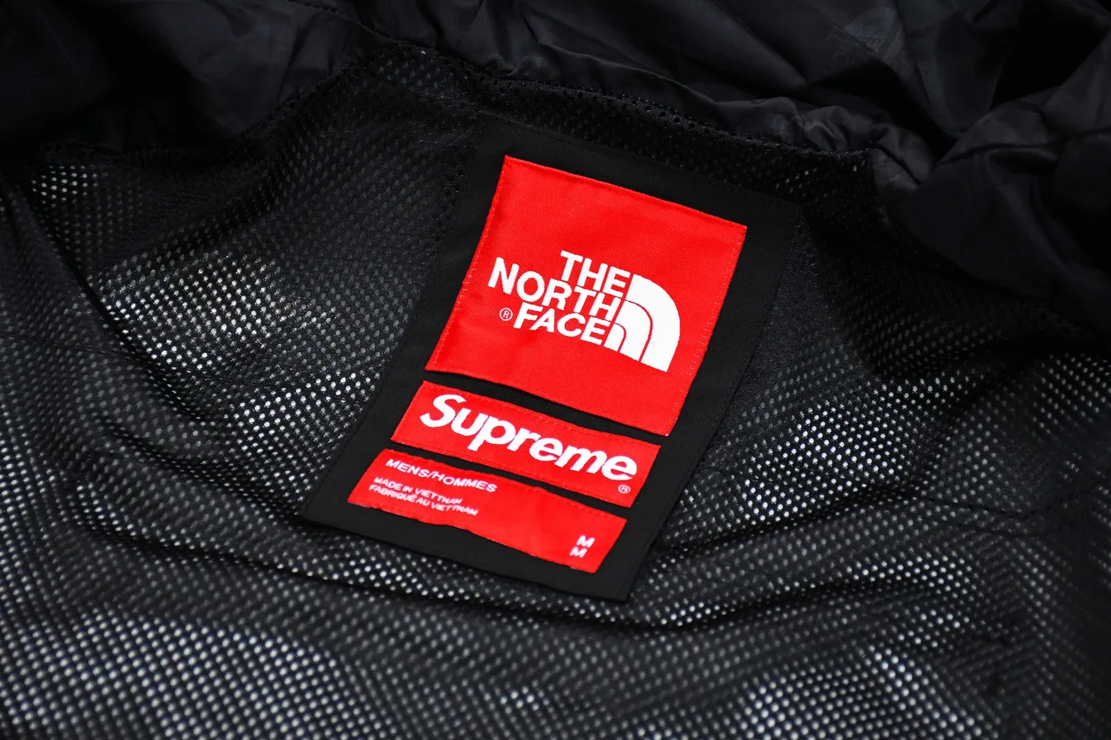 MX84💰p650 MAX/Top version Exclusive quality on the entire network ZP player designated version Supreme SS20 Week 13 x TNF Cargo Jacket Joint North Face Multi-pocket Jacket A true jacket that is waterproof, windproof, breathable and warm. 1. In order to perfectly restore the original version, the fabric uses 70D*320D# which is extremely difficult and expensive to embroider. 110g/㎡ low-density nylon plain fabric. The fabric is ultra-thin, low-density and breathable. Top-grade waterproof coating is added to both front and back sides to easily achieve the rolling effect of water droplets on a lotus leaf. The main body mesh is 95g/㎡ extra large mesh. 2. The embroidery uses the original embroidery data file. The machine uses the BEHRINGER BEKS-Y924 embroidery machine (a level higher than the Tajima embroidery machine). The machine head tension is small and does little damage to the fabric. The fullness and precision of the embroidery are the best 3. The correct hangtag and the correct accessories. The resin zipper and nylon zipper are purchased from YKK Shanghai Yoshida Company. The special non-domestic standard parts are all custom-made by the foundry. The metal four-button buckle and small zipper hanging beads are all customized at 1:1. The main label and laser are all customized separately for this year's new models. The multiple bags are all folded with lengthened bag openings to achieve waterproof and anti-lost functions. The sewing work is complicated. There are many special machines for edge sealing and many pockets. The fabric is dense