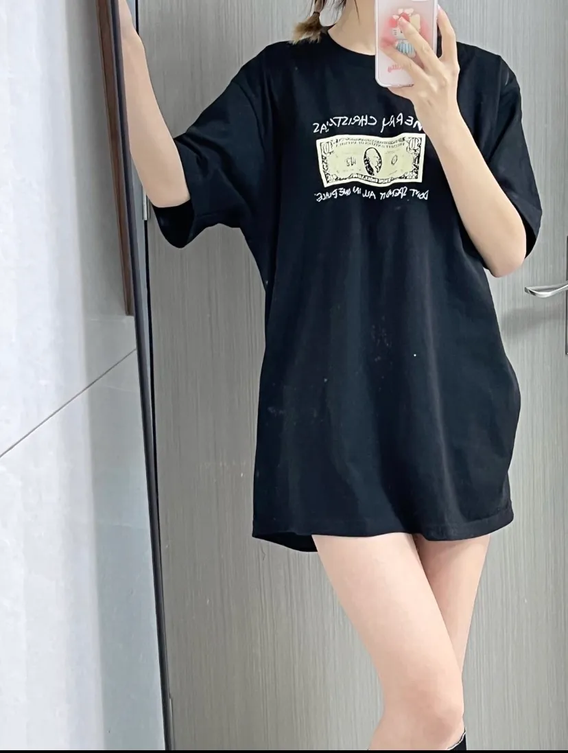 #S124 p110💰 Supreme Week18 SpendIt Tee letter print, loose fit, made of 260g combed cotton double yarn, all three standards from fabrics to accessories, ZP, imported Matsui company slurry printing will never crack, the whole piece adopts three-needle five-thread process (neckline-shoulder seam-sleeve seam double line, looks more three-dimensional and textured) consistent with the original version, classic version Feel free to compare zp. The whole piece adopts three-needle five-thread craftsmanship. The neckline-shoulder seam-sleeve seam is double-threaded, which looks more three-dimensional and textured.) It has the same craftsmanship as the original original, classic version. Color: Black White Size: S M L XL XXL