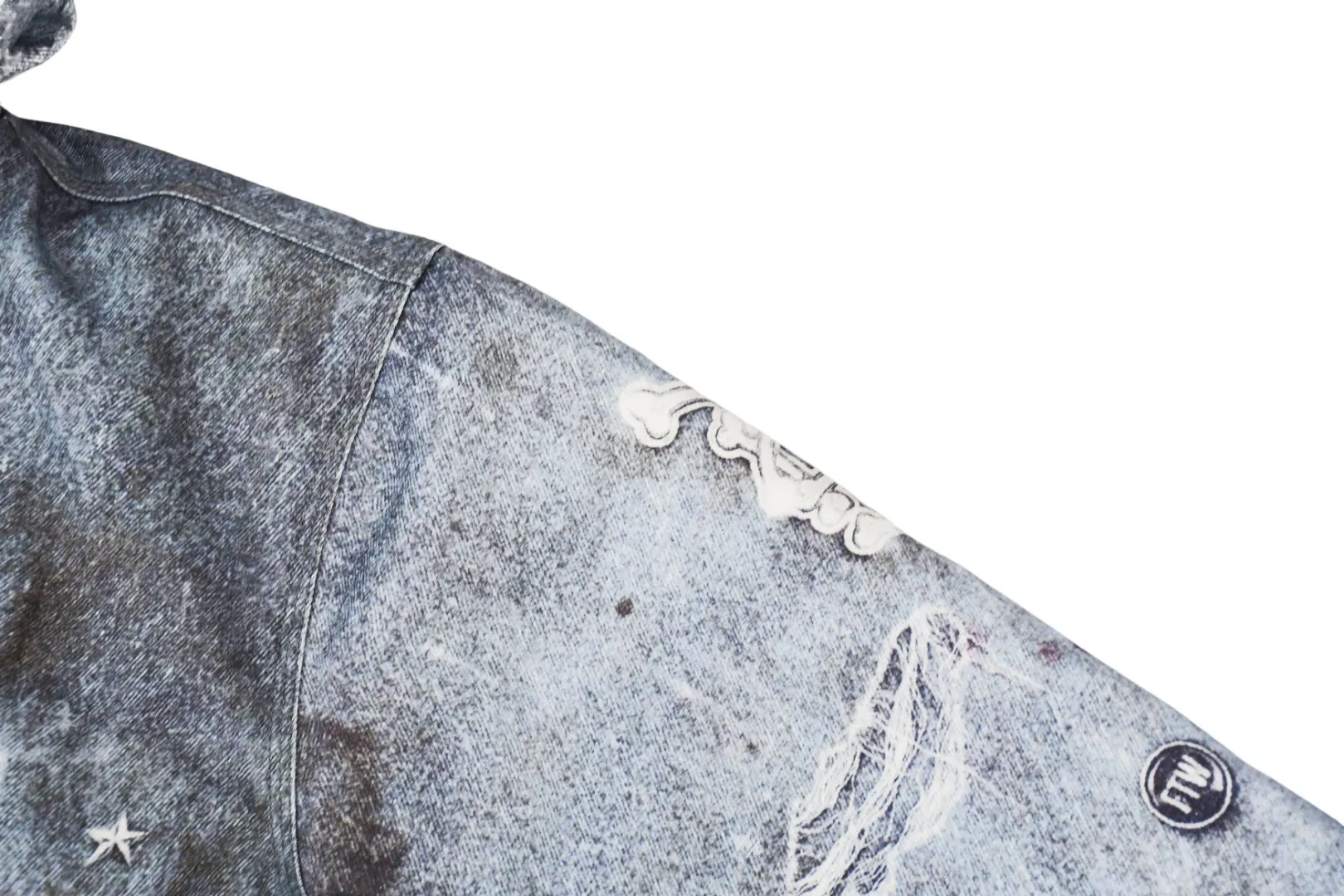🅿️710 S281 Top Version Supreme HJR TROMPE L'OEIL HOODED WORK JACKET Parallax Printed Hooded Cotton Jacket High-density 12-ounce ring-spun cotton denim fabric Made of imported pure cotton high-count and high-density fabric, the fabric feels soft and silky, with drapey lines, light and delicate touch, skin-friendly feel and excellent breathability. The unique design style incorporates ink gradient elements. Digital direct inkjet technology After the pattern design is completed, foreign advanced penetration technology is combined with digital direct inkjet printing without destroying the style of the cloth surface. Digital direct-injection printing sprays color directly on the fabric. When the color is sprayed on the fabric and develops color, the pigment is a process of penetrating and sinking, so the color floating on the cloth must be darker than the color that penetrates. #Flower position cutting and sewing restores the pattern effect. The whole piece is aligned with the original version, and then cut using laser alignment to set the point, which greatly reduces the error. The left and right sides of the placket are symmetrical and spliced ​​into a complete pattern. All zippers are molded and customized, and the sewing process is also carried out in strict accordance with the corresponding requirements to ensure consistent restoration.  Size:S~XL