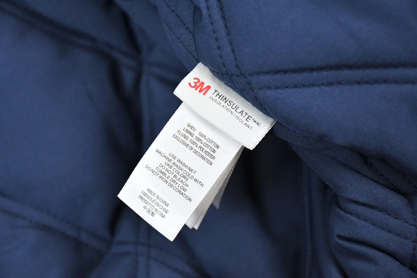 🅿️710 S281 Top Version Supreme HJR TROMPE L'OEIL HOODED WORK JACKET Parallax Printed Hooded Cotton Jacket High-density 12-ounce ring-spun cotton denim fabric Made of imported pure cotton high-count and high-density fabric, the fabric feels soft and silky, with drapey lines, light and delicate touch, skin-friendly feel and excellent breathability. The unique design style incorporates ink gradient elements. Digital direct inkjet technology After the pattern design is completed, foreign advanced penetration technology is combined with digital direct inkjet printing without destroying the style of the cloth surface. Digital direct-injection printing sprays color directly on the fabric. When the color is sprayed on the fabric and develops color, the pigment is a process of penetrating and sinking, so the color floating on the cloth must be darker than the color that penetrates. #Flower position cutting and sewing restores the pattern effect. The whole piece is aligned with the original version, and then cut using laser alignment to set the point, which greatly reduces the error. The left and right sides of the placket are symmetrical and spliced ​​into a complete pattern. All zippers are molded and customized, and the sewing process is also carried out in strict accordance with the corresponding requirements to ensure consistent restoration.  Size:S~XL