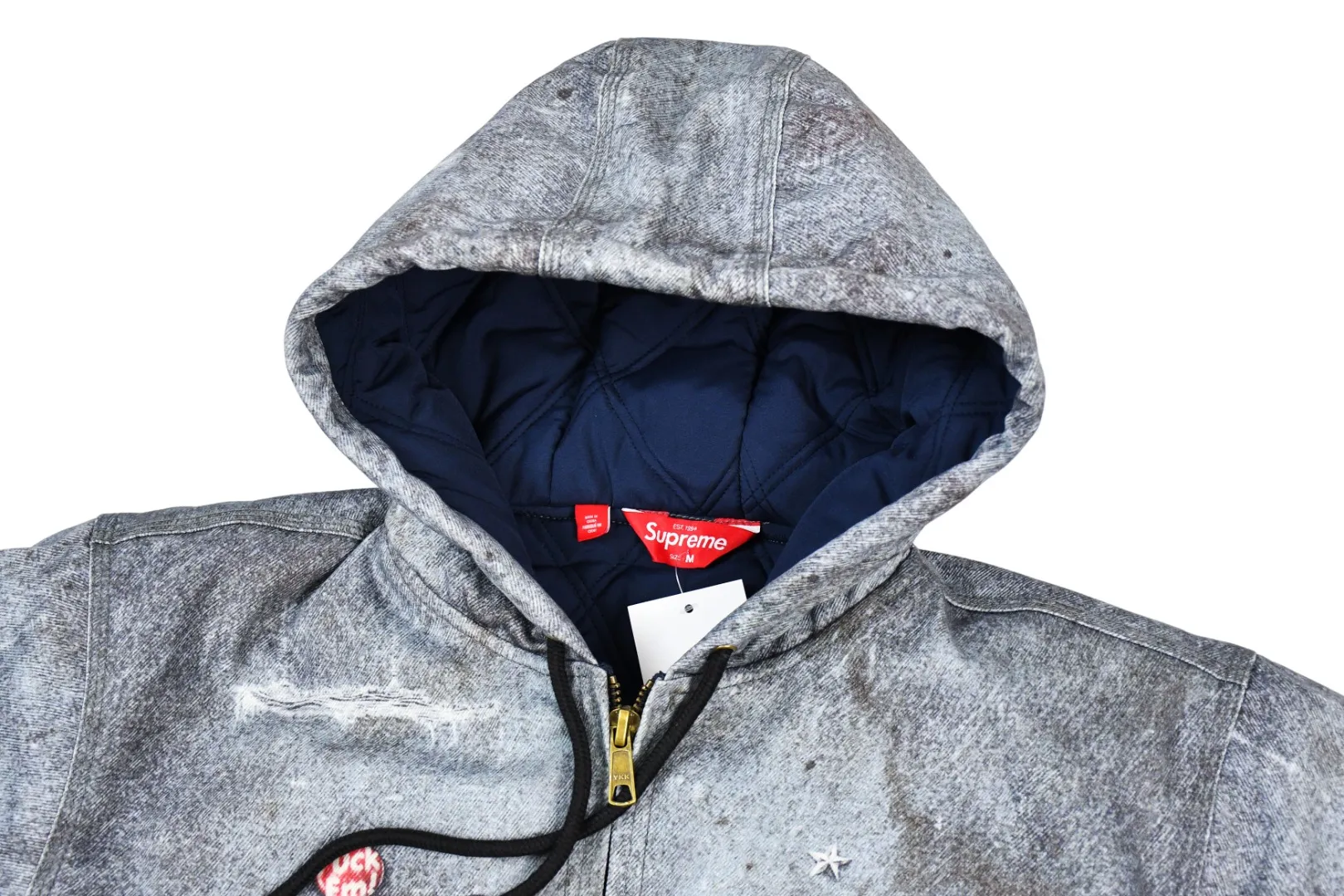 🅿️710 S281 Top Version Supreme HJR TROMPE L'OEIL HOODED WORK JACKET Parallax Printed Hooded Cotton Jacket High-density 12-ounce ring-spun cotton denim fabric Made of imported pure cotton high-count and high-density fabric, the fabric feels soft and silky, with drapey lines, light and delicate touch, skin-friendly feel and excellent breathability. The unique design style incorporates ink gradient elements. Digital direct inkjet technology After the pattern design is completed, foreign advanced penetration technology is combined with digital direct inkjet printing without destroying the style of the cloth surface. Digital direct-injection printing sprays color directly on the fabric. When the color is sprayed on the fabric and develops color, the pigment is a process of penetrating and sinking, so the color floating on the cloth must be darker than the color that penetrates. #Flower position cutting and sewing restores the pattern effect. The whole piece is aligned with the original version, and then cut using laser alignment to set the point, which greatly reduces the error. The left and right sides of the placket are symmetrical and spliced ​​into a complete pattern. All zippers are molded and customized, and the sewing process is also carried out in strict accordance with the corresponding requirements to ensure consistent restoration.  Size:S~XL