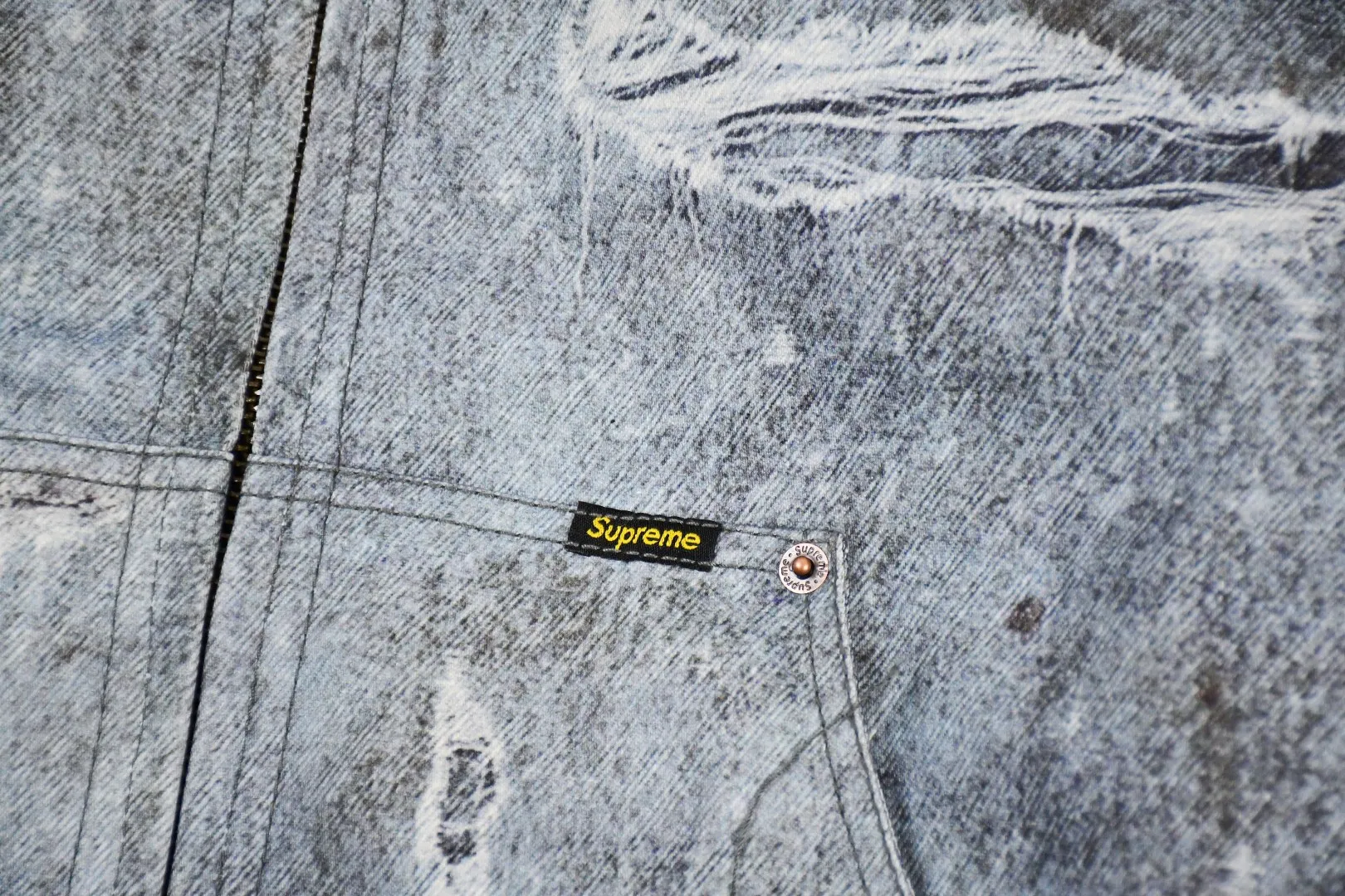 🅿️710 S281 Top Version Supreme HJR TROMPE L'OEIL HOODED WORK JACKET Parallax Printed Hooded Cotton Jacket High-density 12-ounce ring-spun cotton denim fabric Made of imported pure cotton high-count and high-density fabric, the fabric feels soft and silky, with drapey lines, light and delicate touch, skin-friendly feel and excellent breathability. The unique design style incorporates ink gradient elements. Digital direct inkjet technology After the pattern design is completed, foreign advanced penetration technology is combined with digital direct inkjet printing without destroying the style of the cloth surface. Digital direct-injection printing sprays color directly on the fabric. When the color is sprayed on the fabric and develops color, the pigment is a process of penetrating and sinking, so the color floating on the cloth must be darker than the color that penetrates. #Flower position cutting and sewing restores the pattern effect. The whole piece is aligned with the original version, and then cut using laser alignment to set the point, which greatly reduces the error. The left and right sides of the placket are symmetrical and spliced ​​into a complete pattern. All zippers are molded and customized, and the sewing process is also carried out in strict accordance with the corresponding requirements to ensure consistent restoration.  Size:S~XL