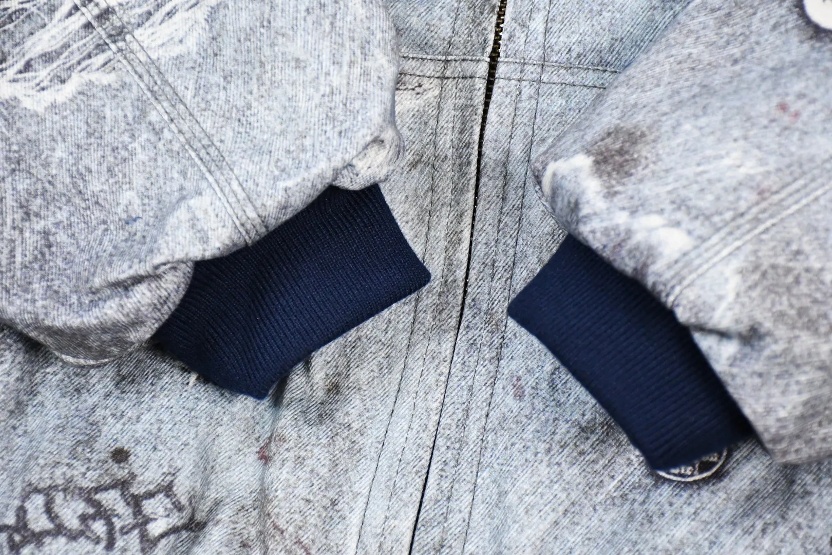 🅿️710 S281 Top Version Supreme HJR TROMPE L'OEIL HOODED WORK JACKET Parallax Printed Hooded Cotton Jacket High-density 12-ounce ring-spun cotton denim fabric Made of imported pure cotton high-count and high-density fabric, the fabric feels soft and silky, with drapey lines, light and delicate touch, skin-friendly feel and excellent breathability. The unique design style incorporates ink gradient elements. Digital direct inkjet technology After the pattern design is completed, foreign advanced penetration technology is combined with digital direct inkjet printing without destroying the style of the cloth surface. Digital direct-injection printing sprays color directly on the fabric. When the color is sprayed on the fabric and develops color, the pigment is a process of penetrating and sinking, so the color floating on the cloth must be darker than the color that penetrates. #Flower position cutting and sewing restores the pattern effect. The whole piece is aligned with the original version, and then cut using laser alignment to set the point, which greatly reduces the error. The left and right sides of the placket are symmetrical and spliced ​​into a complete pattern. All zippers are molded and customized, and the sewing process is also carried out in strict accordance with the corresponding requirements to ensure consistent restoration.  Size:S~XL