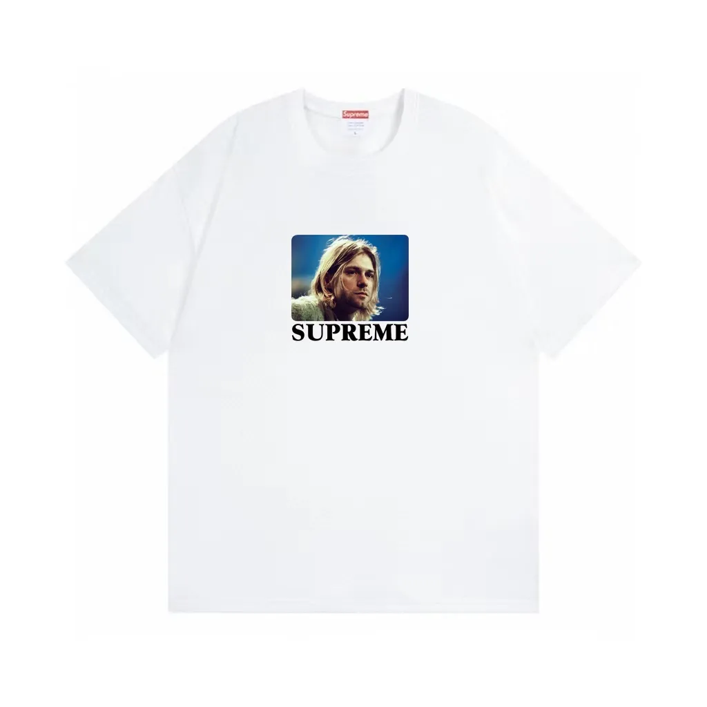 #S127 p110💰 Supreme SS23 Week1 KURTCOBAINTEE Kurt Cobain printing, loose version, using 260 grams of combed cotton double yarn, all three standards from fabrics to accessories, ZP, imported Matsui company slurry printing will never crack, the whole piece adopts three-needle five-thread technology (neckline-shoulder seam-sleeve seam double line, looks more three-dimensional and textured) consistent with the original version, classic version Feel free to compare zp. The whole piece adopts three-needle five-thread craftsmanship (neckline-shoulder seam-sleeve seam double thread, which looks more three-dimensional and textured). It has the same craftsmanship as the original original, classic version. Color: black, white, red, gray, light blue. Size: S M L XL XXL