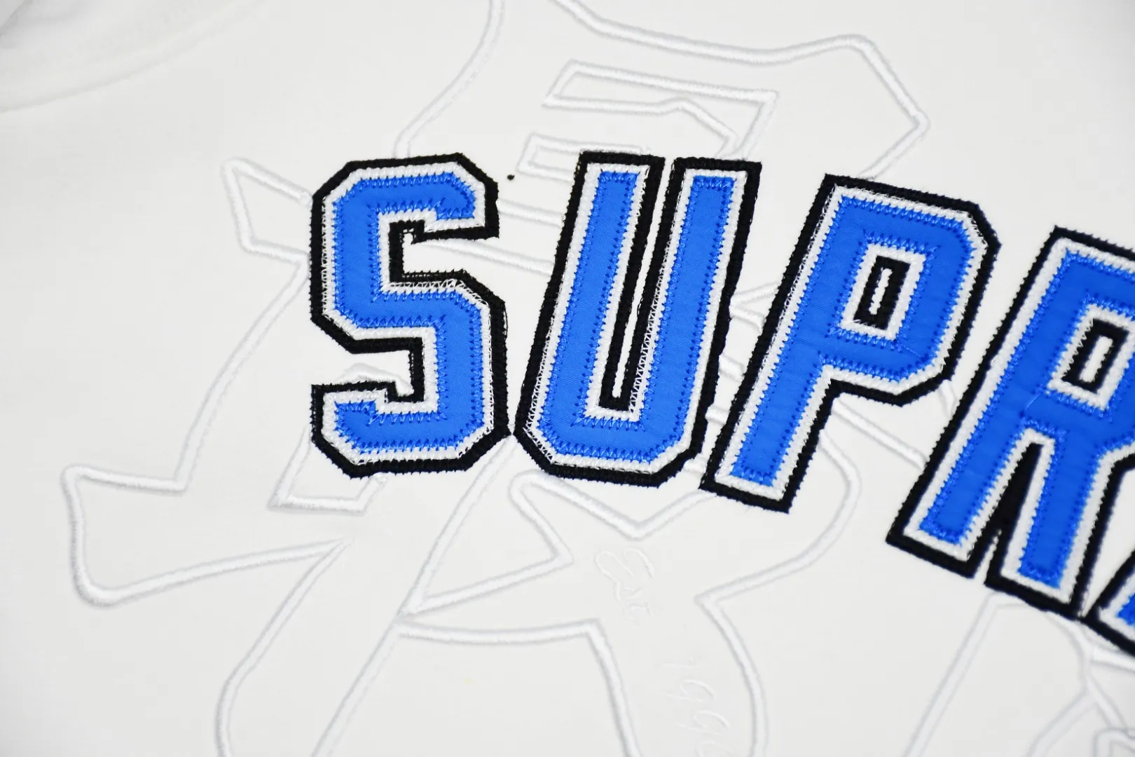 S462💰p290 Top version Supreme 20SS Kanji Logo Crewneck Supreme embroidered fleece crewneck sweatshirt. For those of us who focus on top Supreme, this sweatshirt is naturally available. ZP purchase and pattern making operation 1. Fabric: ZP testing, custom weaving and dyeing, pure cotton 460G plus velvet main fabric, horizontal cutting, side stitching 520G 2X2 thread 2. Embroidery: embroidery equipment Behringer BEKS-Y924 machine is used (a level higher than Tajima embroidery machine). The thickness, saturation and size of the embroidery are all consistent. 3. Sewing process: Four-needle and six-thread boneless splicing technology is used in twelve places on the whole garment. Processed by a senior foreign trade factory (cannot be done by ordinary factories) 4. Hem and cuffs: all use 520G non-elastic threads (low-end goods use elastic threads, causing the hem and cuffs to appear wavy) 5. Customized ZP main label/wash water label/tag/packaging bag (equipped with extra large thickened handbag) Size: S~XL