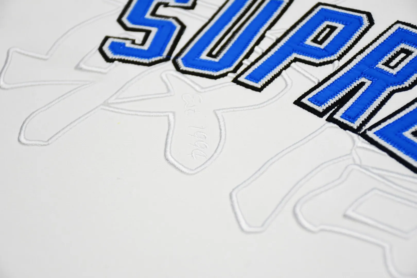 S462💰p290 Top version Supreme 20SS Kanji Logo Crewneck Supreme embroidered fleece crewneck sweatshirt. For those of us who focus on top Supreme, this sweatshirt is naturally available. ZP purchase and pattern making operation 1. Fabric: ZP testing, custom weaving and dyeing, pure cotton 460G plus velvet main fabric, horizontal cutting, side stitching 520G 2X2 thread 2. Embroidery: embroidery equipment Behringer BEKS-Y924 machine is used (a level higher than Tajima embroidery machine). The thickness, saturation and size of the embroidery are all consistent. 3. Sewing process: Four-needle and six-thread boneless splicing technology is used in twelve places on the whole garment. Processed by a senior foreign trade factory (cannot be done by ordinary factories) 4. Hem and cuffs: all use 520G non-elastic threads (low-end goods use elastic threads, causing the hem and cuffs to appear wavy) 5. Customized ZP main label/wash water label/tag/packaging bag (equipped with extra large thickened handbag) Size: S~XL