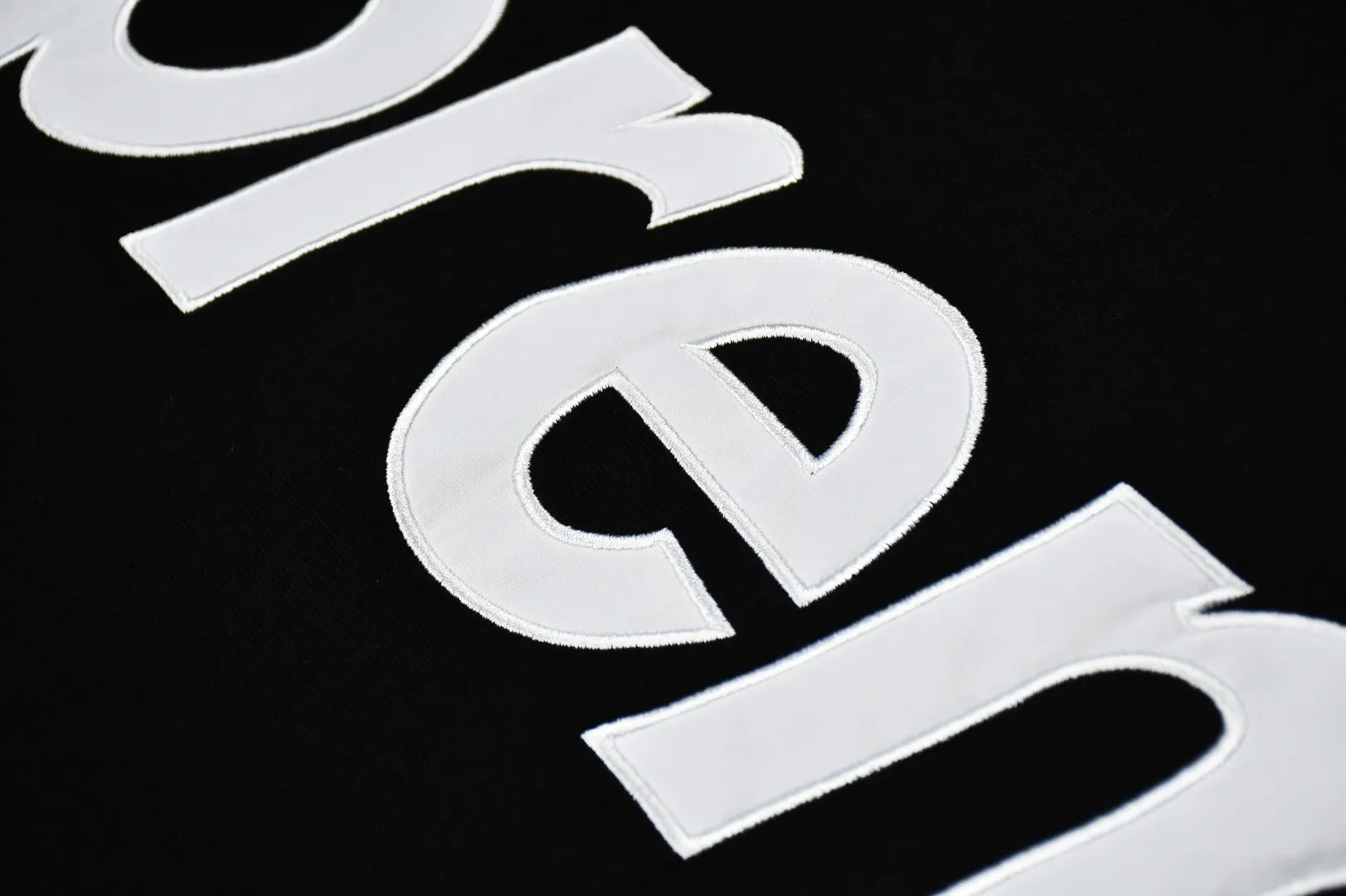 S504💰p330 Top version Supreme 22FW Satin Appliqué Hooded Sweatshirt with patch embroidery LOGO on the back. For those of us who focus on the top Supreme, this sweatshirt is naturally available. ZP purchase and pattern making operation 1. Fabric: ZP testing, custom weaving and dyeing, pure cotton 460G fleece main fabric 2. Technology: Large area embroidered letters on the back Imported Behringer embroidery machine work, exquisite and perfect presentation 3. Hem and cuffs: both use 520G non-elastic thread (low-end products use elastic thread, which causes the hem and cuffs to appear wavy) 4. Customized ZP main label/wash water label/tag/packaging bag (equipped with extra-large thickened handbag) Size: S~XL