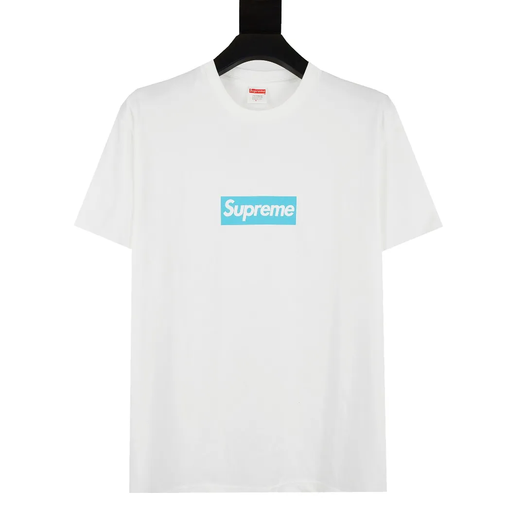 🅿️120 S13 top version Supreme 21FW Tiffany Co Box Logo Tee Tiffany co-branded short-sleeved T-shirt. For those of us who focus on top-level Sup products, this short-sleeved one is naturally available. It adopts cylindrical seamless technology (original technology, there are no stitched bones on the side of the clothes, the key point of identification) The fabrics are all custom-woven and dyed, 280g weight, 100% cotton, cylindrical fabric. Cylindrical fabric is a knitted fabric woven with a cylinder loom. The needles are distributed in a cylindrical shape on the fuselage. The gray fabric is a large cylinder, which needs to be opened and shaped before further use. There is no slit on the side of the clothes, so there is no washing label on the side of ordinary short-sleeves. There is only one collar label behind the neck. The printing is printed with thermosetting ink, also known as plastic. Ink, or self-adhesive ink, contains ingredients: mainly composed of polyvinyl chloride (PVC) and phthalates. PVC and phthalates, fixing agents, stabilizers, and thickeners are mixed to form a thermal ink. Solid ink is not the digital direct printing advertised on the market. The printing texture of thermoset ink is something that digital direct printing cannot achieve. The collar label has a watermark anti-counterfeiting effect, a real anti-counterfeiting layer, a probability of passing the version, and a high probability of passing the original packaging picture. Size：S-XL