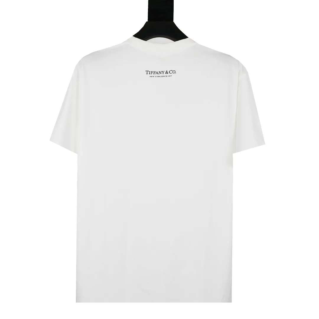 🅿️120 S13 top version Supreme 21FW Tiffany Co Box Logo Tee Tiffany co-branded short-sleeved T-shirt. For those of us who focus on top-level Sup products, this short-sleeved one is naturally available. It adopts cylindrical seamless technology (original technology, there are no stitched bones on the side of the clothes, the key point of identification) The fabrics are all custom-woven and dyed, 280g weight, 100% cotton, cylindrical fabric. Cylindrical fabric is a knitted fabric woven with a cylinder loom. The needles are distributed in a cylindrical shape on the fuselage. The gray fabric is a large cylinder, which needs to be opened and shaped before further use. There is no slit on the side of the clothes, so there is no washing label on the side of ordinary short-sleeves. There is only one collar label behind the neck. The printing is printed with thermosetting ink, also known as plastic. Ink, or self-adhesive ink, contains ingredients: mainly composed of polyvinyl chloride (PVC) and phthalates. PVC and phthalates, fixing agents, stabilizers, and thickeners are mixed to form a thermal ink. Solid ink is not the digital direct printing advertised on the market. The printing texture of thermoset ink is something that digital direct printing cannot achieve. The collar label has a watermark anti-counterfeiting effect, a real anti-counterfeiting layer, a probability of passing the version, and a high probability of passing the original packaging picture. Size：S-XL