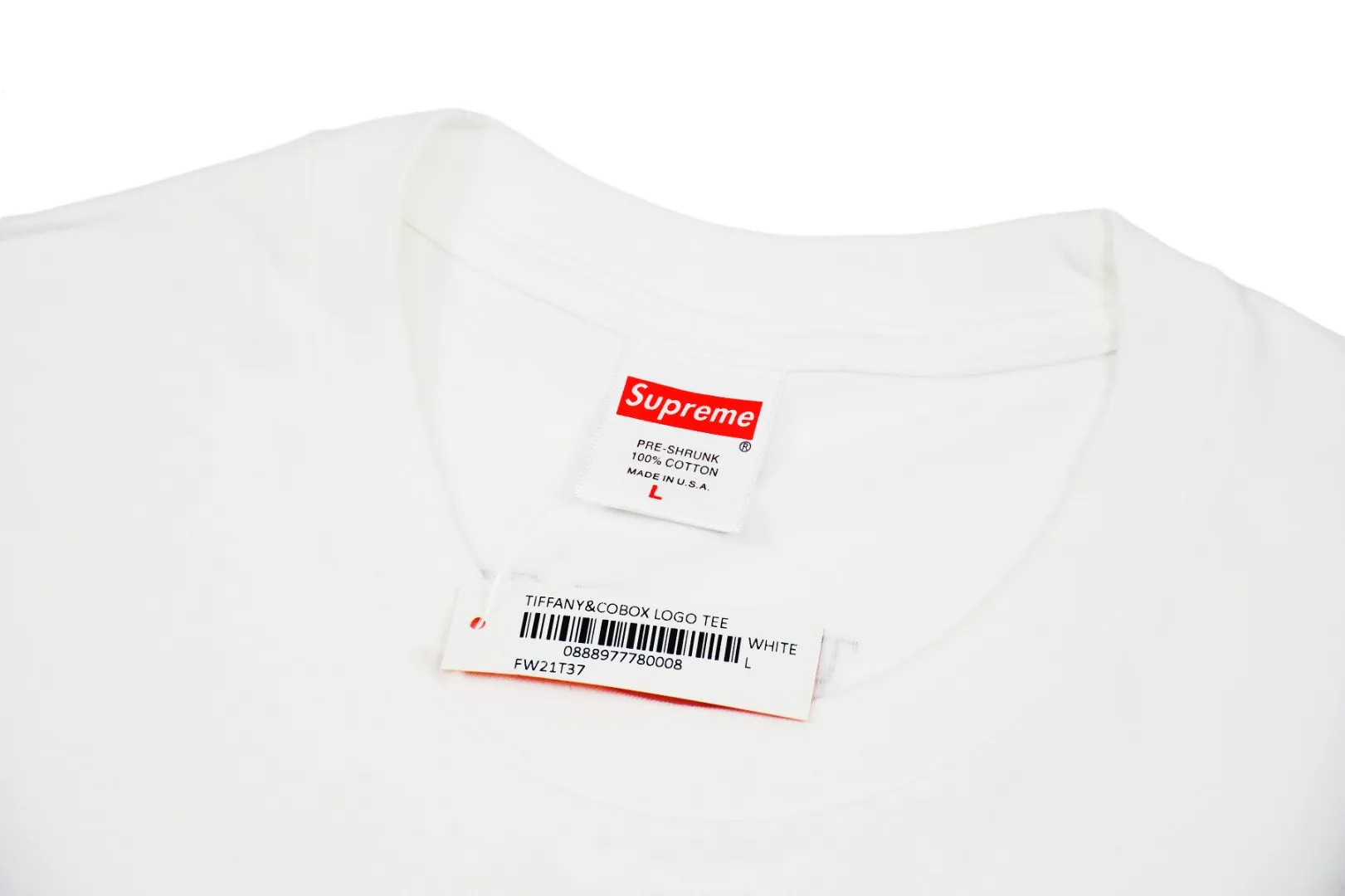 🅿️120 S13 top version Supreme 21FW Tiffany Co Box Logo Tee Tiffany co-branded short-sleeved T-shirt. For those of us who focus on top-level Sup products, this short-sleeved one is naturally available. It adopts cylindrical seamless technology (original technology, there are no stitched bones on the side of the clothes, the key point of identification) The fabrics are all custom-woven and dyed, 280g weight, 100% cotton, cylindrical fabric. Cylindrical fabric is a knitted fabric woven with a cylinder loom. The needles are distributed in a cylindrical shape on the fuselage. The gray fabric is a large cylinder, which needs to be opened and shaped before further use. There is no slit on the side of the clothes, so there is no washing label on the side of ordinary short-sleeves. There is only one collar label behind the neck. The printing is printed with thermosetting ink, also known as plastic. Ink, or self-adhesive ink, contains ingredients: mainly composed of polyvinyl chloride (PVC) and phthalates. PVC and phthalates, fixing agents, stabilizers, and thickeners are mixed to form a thermal ink. Solid ink is not the digital direct printing advertised on the market. The printing texture of thermoset ink is something that digital direct printing cannot achieve. The collar label has a watermark anti-counterfeiting effect, a real anti-counterfeiting layer, a probability of passing the version, and a high probability of passing the original packaging picture. Size：S-XL