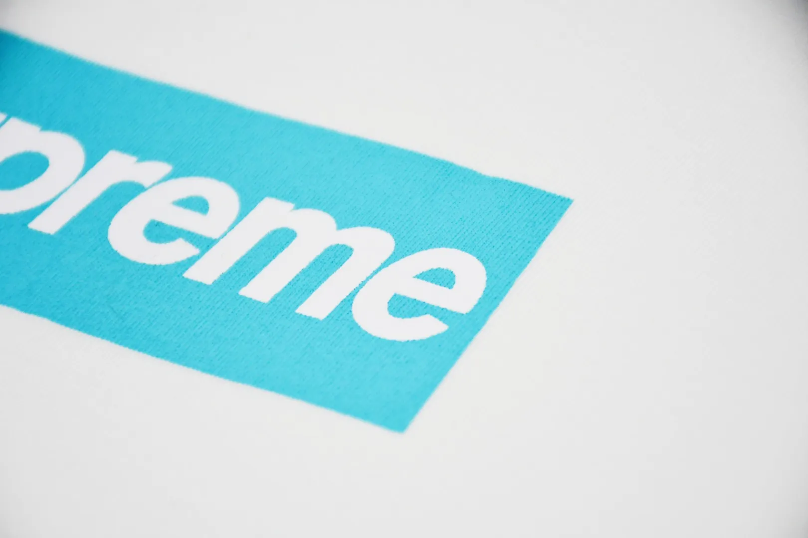 🅿️120 S13 top version Supreme 21FW Tiffany Co Box Logo Tee Tiffany co-branded short-sleeved T-shirt. For those of us who focus on top-level Sup products, this short-sleeved one is naturally available. It adopts cylindrical seamless technology (original technology, there are no stitched bones on the side of the clothes, the key point of identification) The fabrics are all custom-woven and dyed, 280g weight, 100% cotton, cylindrical fabric. Cylindrical fabric is a knitted fabric woven with a cylinder loom. The needles are distributed in a cylindrical shape on the fuselage. The gray fabric is a large cylinder, which needs to be opened and shaped before further use. There is no slit on the side of the clothes, so there is no washing label on the side of ordinary short-sleeves. There is only one collar label behind the neck. The printing is printed with thermosetting ink, also known as plastic. Ink, or self-adhesive ink, contains ingredients: mainly composed of polyvinyl chloride (PVC) and phthalates. PVC and phthalates, fixing agents, stabilizers, and thickeners are mixed to form a thermal ink. Solid ink is not the digital direct printing advertised on the market. The printing texture of thermoset ink is something that digital direct printing cannot achieve. The collar label has a watermark anti-counterfeiting effect, a real anti-counterfeiting layer, a probability of passing the version, and a high probability of passing the original packaging picture. Size：S-XL