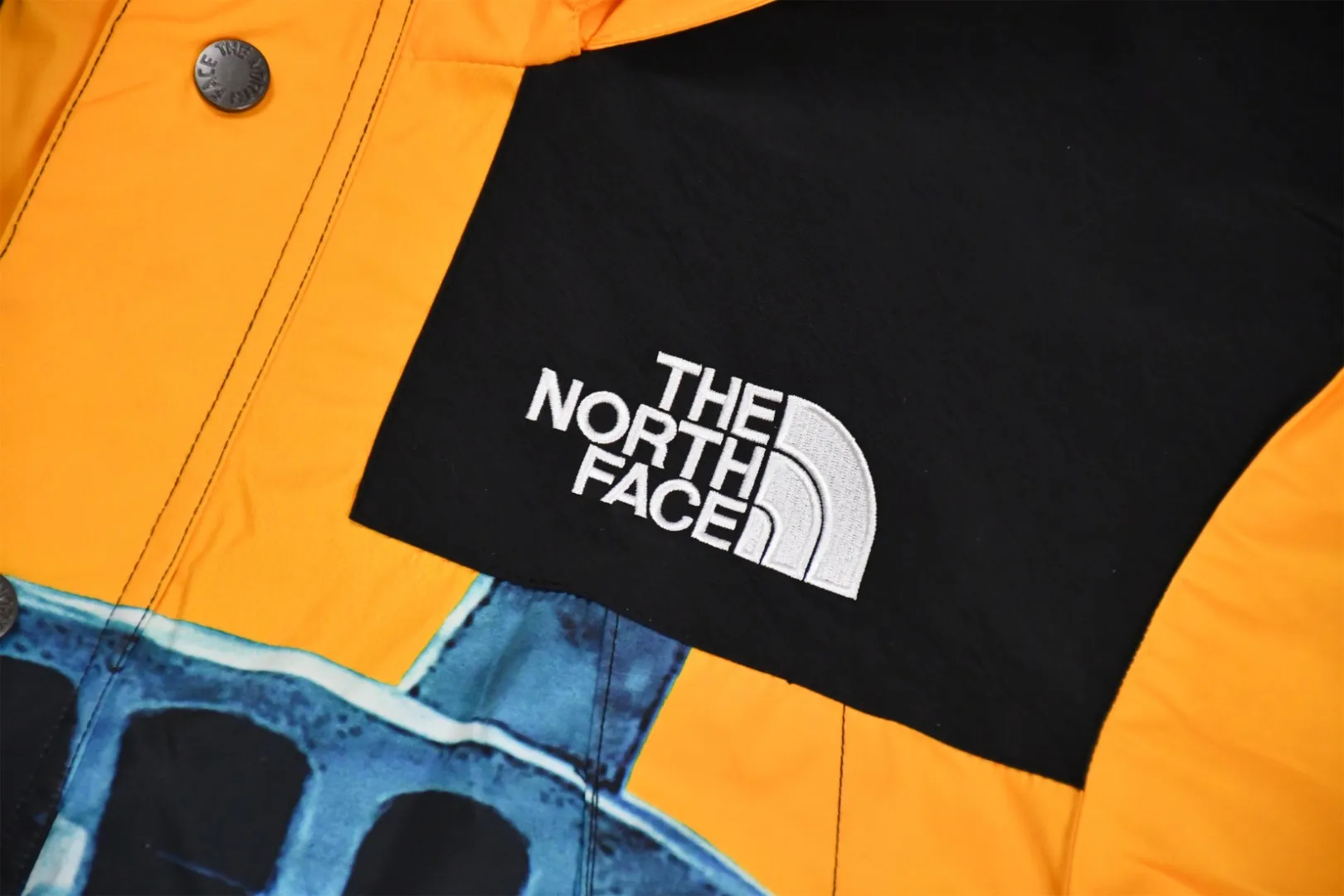 🅿️720 MX03 MAX/top version, exclusive quality across the entire network, Supreme x The North Face 19FW North Face Liberty Jacket, embroidery equipment, using Behringer BEKS-Y924 machine (a level higher than Tajima embroidery machine), embroidery thickness, saturation and size are all consistent ZP Printing process: A whole piece of printing needs to be done 4 times to complete the printing of this piece of clothing. 1. A piece of printing on the front side, 2. A layer of printing on the north side, 3. A piece hidden at the zipper placket. Only one piece of printing is taken from one piece and the rest are discarded. 4. In order to put together the overall printing on the pockets on both sides, one piece of printing is taken from two pockets. The pattern splicing, only two small pieces were taken from one printing, and the rest were discarded. This is the extremely high demand and loss of printing. There are 8 YKK zippers in total, and there are three different types of zippers/sliders among the eight. Among them, there is a No. 5 resin zipper on the placket, four No. 3 resin zippers on the outer pockets and sleeves, three reverse-pull metal zippers on the inside, and two The side pockets and sleeves have hidden zippers. Professional-grade waterproof coating fabric. The whole body is laminated with a professional waterproof coating. The waterproof effect is first-class. It has built-in thin fleece. It has excellent warmth and wind protection properties and perfect breathability. The polyamide fiber component is dispersed. Fuel printing. Infrared screen positioning. Digital printing. After cutting, more than 20 versions have been opened. Cut and print by size, each size. Each part requires workers to cut according to the pattern, which is time-consuming and labor-intensive, and the labor cost is extremely high. The ink imported from Belgium is automatically recognized in four colors, and there are four sizes in total. The goddess statue of the entire dress is complete, all stitched in alignment, and meticulous. The R letter is embroidered with elephant legs. The embroidery is fuller and more delicate, the embroidery details are perfect, and the accessories are laser marked. Size：S-XL