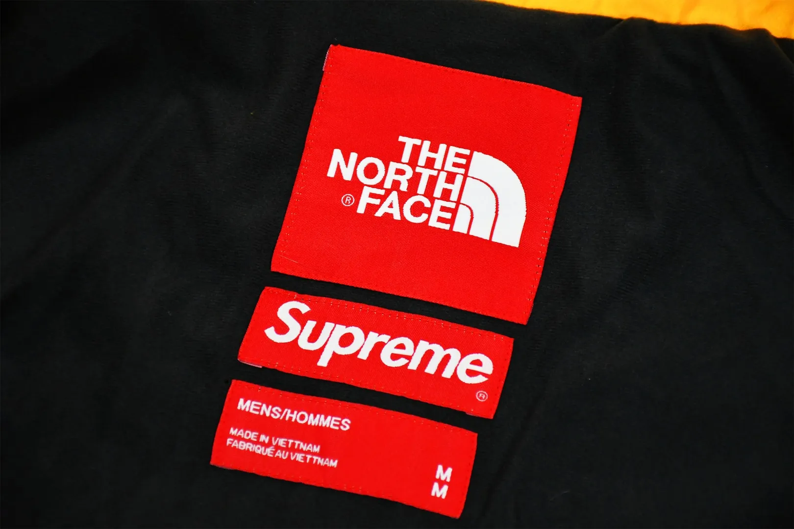 🅿️720 MX03 MAX/top version, exclusive quality across the entire network, Supreme x The North Face 19FW North Face Liberty Jacket, embroidery equipment, using Behringer BEKS-Y924 machine (a level higher than Tajima embroidery machine), embroidery thickness, saturation and size are all consistent ZP Printing process: A whole piece of printing needs to be done 4 times to complete the printing of this piece of clothing. 1. A piece of printing on the front side, 2. A layer of printing on the north side, 3. A piece hidden at the zipper placket. Only one piece of printing is taken from one piece and the rest are discarded. 4. In order to put together the overall printing on the pockets on both sides, one piece of printing is taken from two pockets. The pattern splicing, only two small pieces were taken from one printing, and the rest were discarded. This is the extremely high demand and loss of printing. There are 8 YKK zippers in total, and there are three different types of zippers/sliders among the eight. Among them, there is a No. 5 resin zipper on the placket, four No. 3 resin zippers on the outer pockets and sleeves, three reverse-pull metal zippers on the inside, and two The side pockets and sleeves have hidden zippers. Professional-grade waterproof coating fabric. The whole body is laminated with a professional waterproof coating. The waterproof effect is first-class. It has built-in thin fleece. It has excellent warmth and wind protection properties and perfect breathability. The polyamide fiber component is dispersed. Fuel printing. Infrared screen positioning. Digital printing. After cutting, more than 20 versions have been opened. Cut and print by size, each size. Each part requires workers to cut according to the pattern, which is time-consuming and labor-intensive, and the labor cost is extremely high. The ink imported from Belgium is automatically recognized in four colors, and there are four sizes in total. The goddess statue of the entire dress is complete, all stitched in alignment, and meticulous. The R letter is embroidered with elephant legs. The embroidery is fuller and more delicate, the embroidery details are perfect, and the accessories are laser marked. Size：S-XL