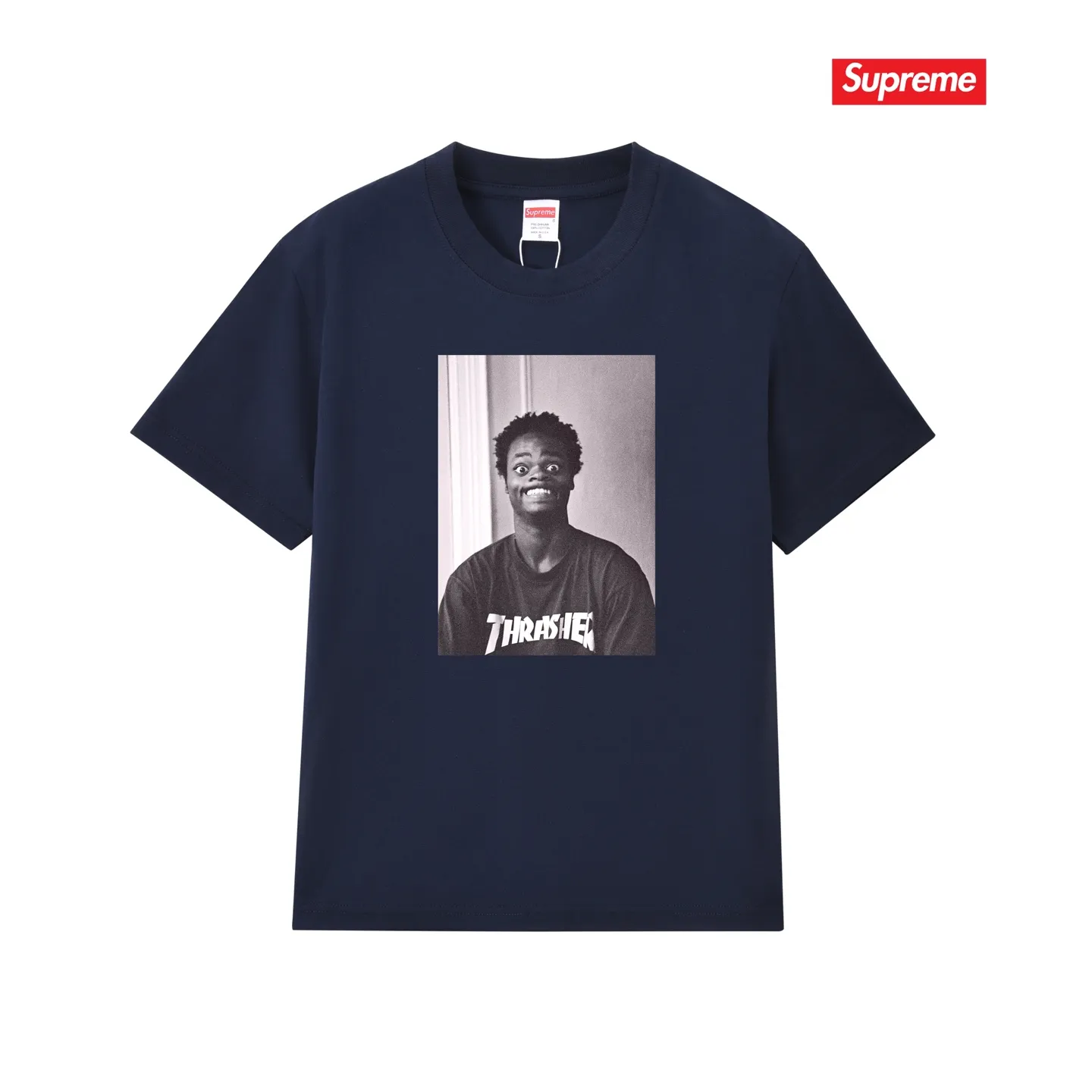 S262 P110💰 Supreme THRASHER co-branded comfortable T-shirt with character pattern printing, same style for men and women, loose fit, made of 260g combed cotton double yarn, all three standards from fabrics to accessories, ZP, imported Matsui company slurry printing will not crack, the whole piece adopts three-needle five-thread process. The neckline-shoulder seam-sleeve seam is double-lined, looks more three-dimensional and textured) and the original version has the same craftsmanship, classic version Feel free to compare zp. The whole piece adopts three-needle five-thread craftsmanship (neckline-shoulder seam-sleeve seam double thread, which looks more three-dimensional and textured). It has the same craftsmanship as the original original, classic version. Color: black, white, light gray, pink, navy. Size: S M L XL XXL