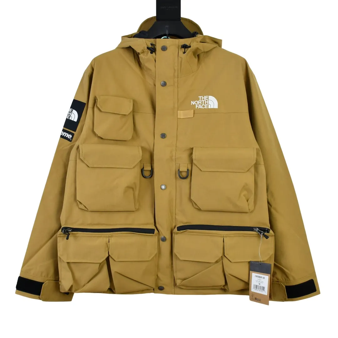 MX84💰p650 MAX/top version, exclusive quality on the entire network, ZP player designated version, Supreme SS20 Week 13 x TNF Cargo Jacket, joint North Face multi-pocket jacket, a true jacket, waterproof, windproof, breathable and warm. 1. In order to perfectly restore the original version, the fabric uses 70D*320D# which is extremely difficult and expensive to embroider. 110g/㎡ low-density nylon plain fabric. The fabric is ultra-thin, low-density and breathable. Top-grade waterproof coating is added to both front and back sides to easily achieve the rolling effect of water droplets on a lotus leaf. The main body mesh is 95g/㎡ extra large mesh. 2. The embroidery uses the original embroidery data file. The machine uses the BEHRINGER BEKS-Y924 embroidery machine (a level higher than the Tajima embroidery machine). The machine head tension is small and does little damage to the fabric. The fullness and precision of the embroidery are the best 3. The correct hangtag and the correct accessories. The resin zipper and nylon zipper are purchased from YKK Shanghai Yoshida Company. The special non-domestic standard parts are all custom-made by the foundry. The metal four-button buckle and small zipper hanging beads are all customized at 1:1. The main label and laser are all customized separately for this year's new models. The multiple bags are all folded with lengthened bag openings to achieve waterproof and anti-lost functions. The sewing work is complicated. There are many special machines for edge sealing and many pockets. The density of the fabric is sparse and you will be injured if you are not careful, so they are all produced by the same master craftsmen. Sizes: S~XL